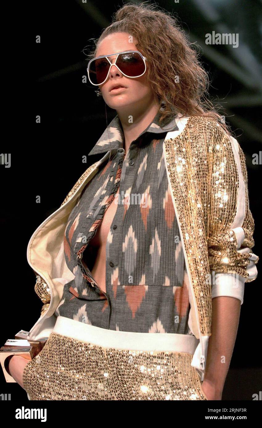 Bildnummer: 50923981 Datum: 19.09.2005 Copyright: imago/Xinhua Model präsentiert aufgeknöpft eine Bluse kombiniert mit einer Paillettenjacke aus der neuen Frühjahrs- und Sommerkollektion 2006 von Ashish während einer Modenschau im Rahmen der London Fashion Week, Personen , Sinnlichkeit; 2005, Londra, Mode, Fashion Week, Bekleidungsindustrie, Textilindustrie, Präsentation, Präsentationen, Modenschau, Modenschauen, Damenmode, modello, Models, Frühjahrskollektion, Sommerkollektion, Sommermode, Frühjahrsmode, Frühjahrskollektion, Frau, Bluse, Blusen, Pailletten, Paillettenjacken, Jacke, Jacken, via Foto Stock