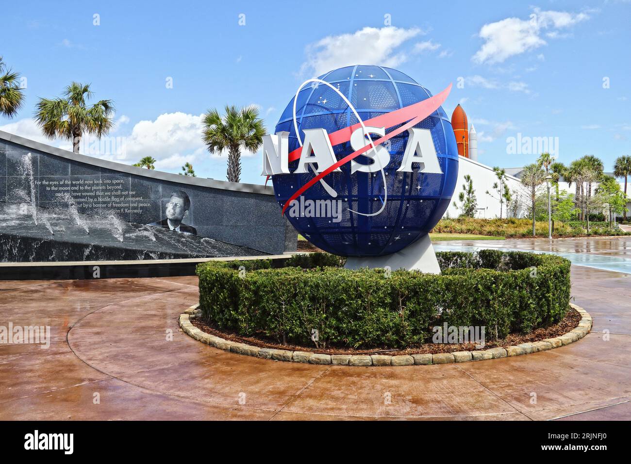 Il logo di una NASA proiettata su un globo nel Kennedy Space Center in Florida Foto Stock