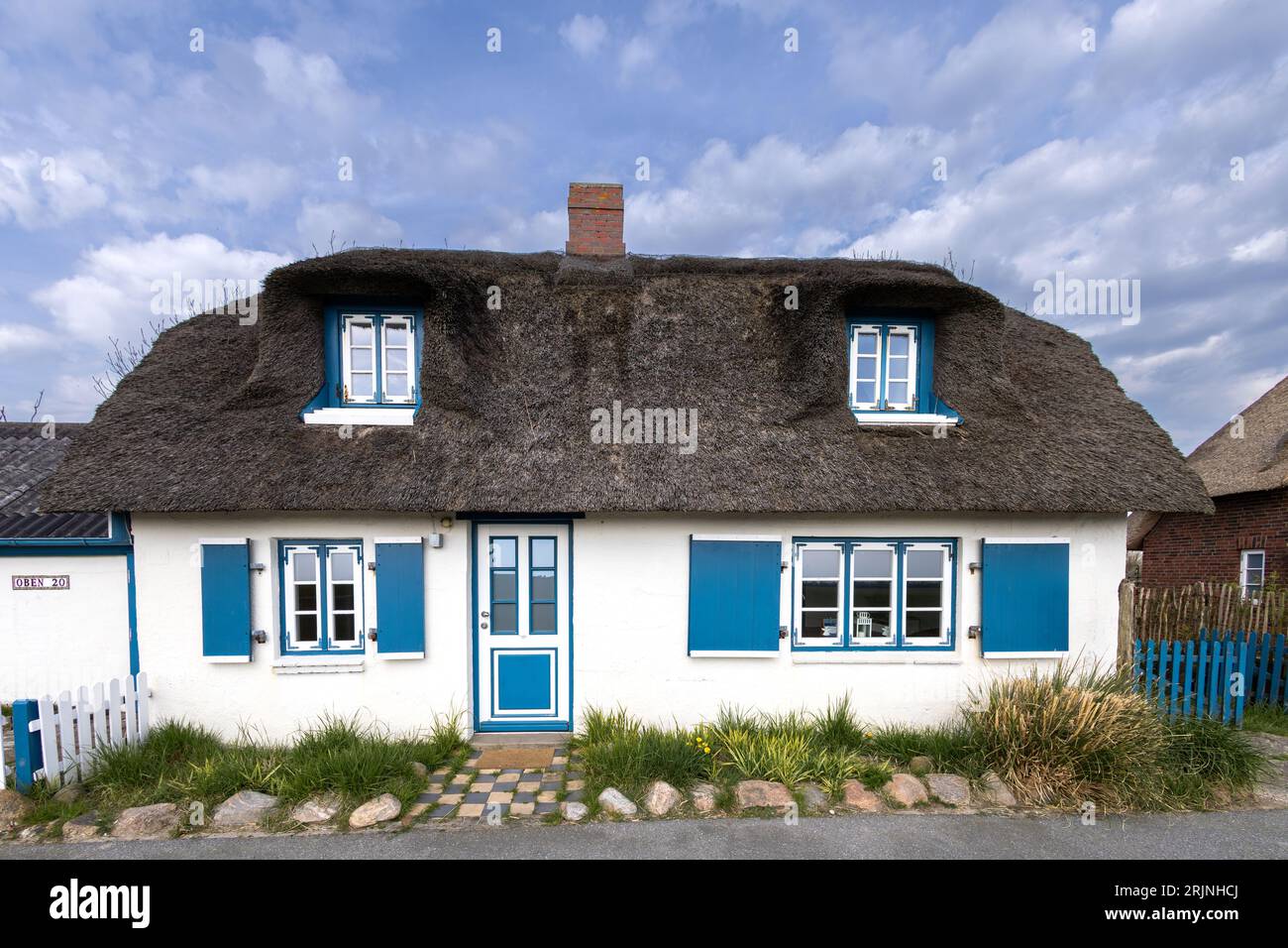 Primo piano di una tipica casa sul tetto di paglia nel Nordfriesland, nella penisola del Nordstrand, Germania, Foto Stock