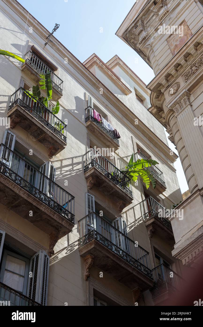 Barcellona, Spagna - 09 agosto 2023 balconi floreali della storica casa cittadina di Barcellona Foto Stock