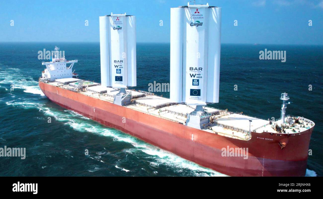 PYXIS OCEAN bulk carrier alimentato dalla tecnologia di propulsione eolica sotto forma di due vele pieghevoli in acciaio e fibra di vetro. Foto: Per gentile concessione di Mitsubishi Corporation Foto Stock