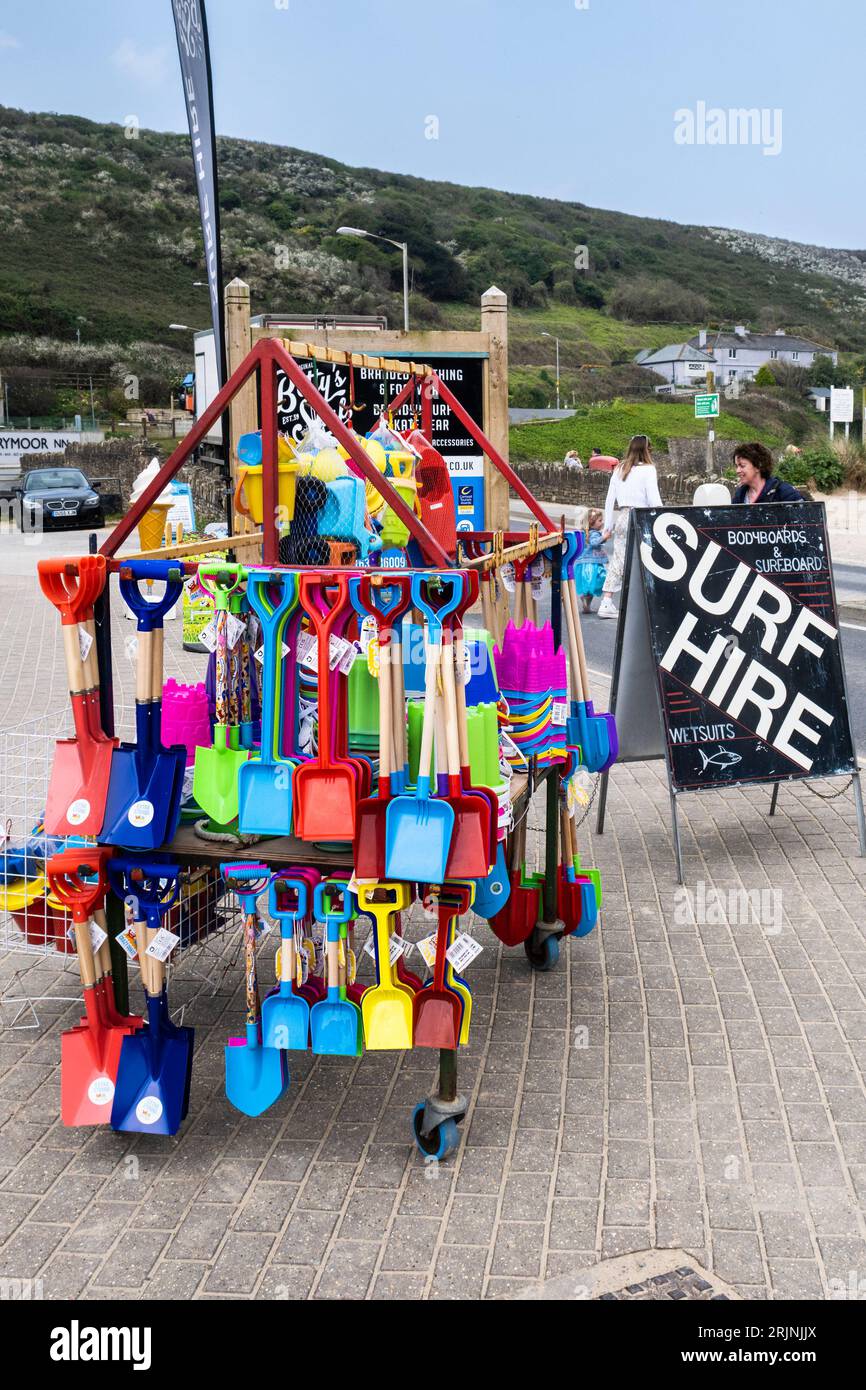 Giochi di plastica della spiaggia novità su una vendita su una griglia di esposizione sul lato della strada a Mawgan Porth in Cornovaglia nel Regno Unito. Foto Stock