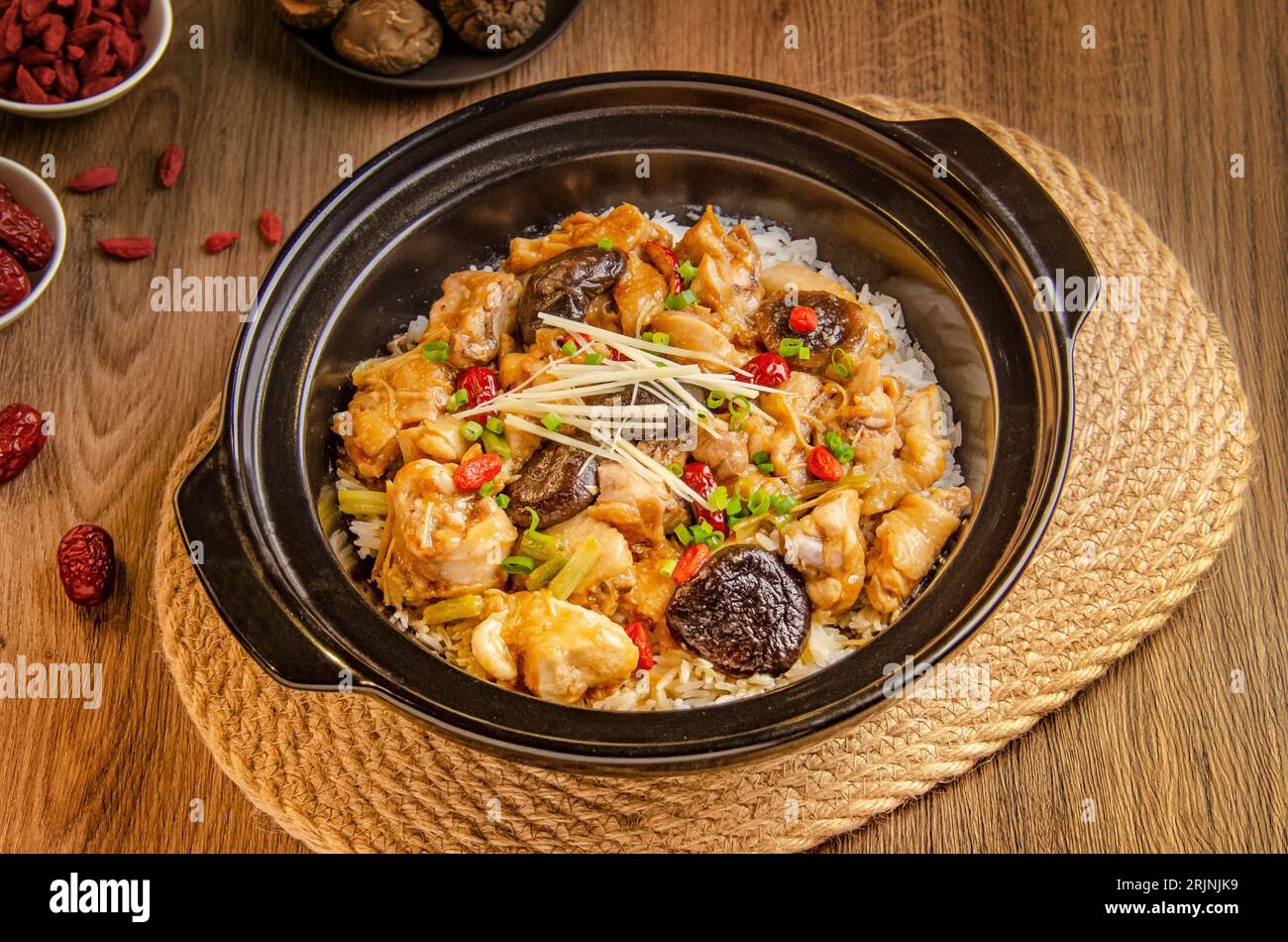 Un piatto di ceramica bianca con una varietà di cibi colorati, tra cui  verdure, cereali e legumi, servito con cucchiai di legno in ciotole di  ceramica bianca Foto stock - Alamy