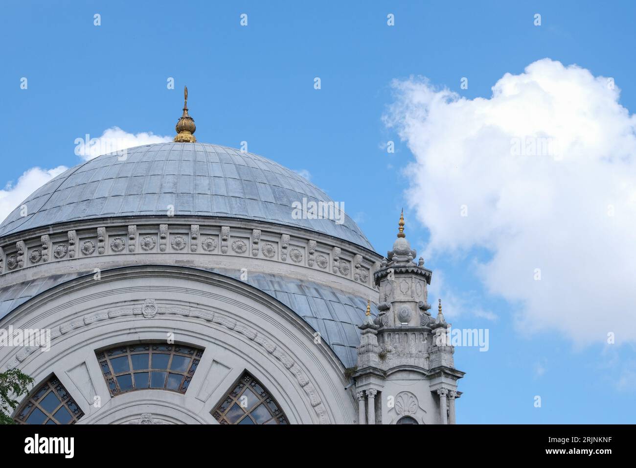 Chiudi la cupola della moschea e il minareto con cielo blu e sfondo nuvoloso. Sfondo wallpaer EID Ramadan Concept. Area di messa a fuoco selettiva. Foto Stock