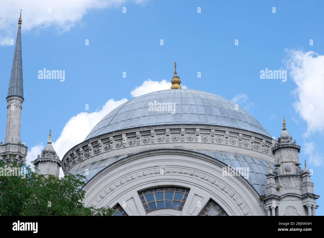 Chiudi la cupola della moschea e il minareto con cielo blu e sfondo nuvoloso. Sfondo wallpaer EID Ramadan Concept. Area di messa a fuoco selettiva. Foto Stock
