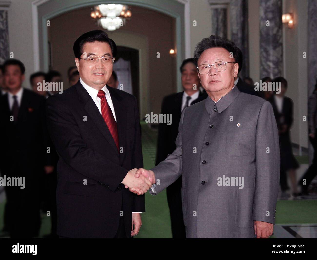 Bildnummer: 50966248 Datum: 28.10.2005 Copyright: imago/Xinhua Kim Jong il (li., PRK/Staatspräsident Nordkorea) begrüßt Hu Jintao (re., CHN/Staatspräsident Cina) in Pjöngjang- PUBLICATIONxNOTxINxCHN, Personen , Optimistisch; 2005, Nordkorea, Pjöngjang, Pyongyang, il, Staatsbesuch, Besuch, , , , Politiker, Pressetermin, Begrüßung, begrüßen, , shakehands, stringere la mano; , quer, Kbdig, Gruppenbild, Close, Internationale Politik, Politik, Korea, Randbild, People / Handschlag, Händedruck Foto Stock