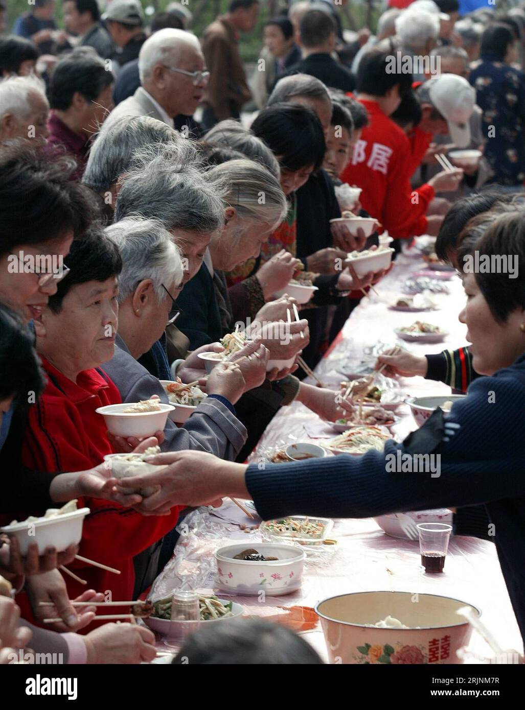 Bildnummer: 50967395 Datum: 29.10.2005 Copyright: imago/Xinhua Großes Bankett unter Nachbarn in Hangzhou PUBLICATIONxNOTxINxCHN, Personen; 2005, Hangzhou, Hang Zhou, Nachbarschaftshilfe, Festessen, Bankett, Bankette, Essen, jiaozi, Jiao zi, Teigtaschen,; , hoch, Kbdig, totale, Cina, / Nachbarschaftsbankett, Nachbarschaft, gemeinsam Foto Stock