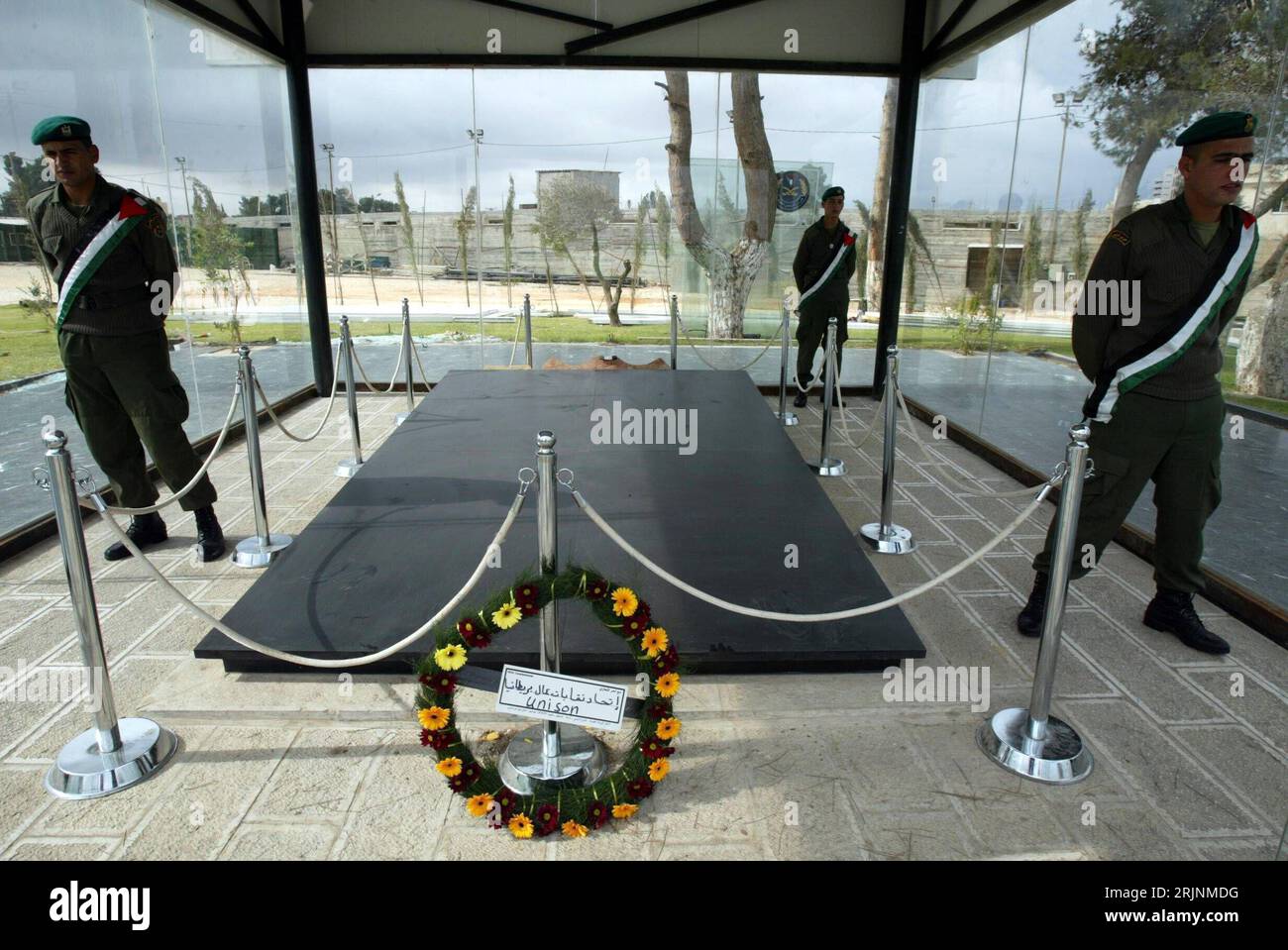 Bildnummer: 50969372 Datum: 31.10.2005 Copyright: imago/Xinhua Palästinensische Soldaten bewachen das Mausoleum von Jassir Arafat a Ramallah - PUBLICATIONxNOTxINxCHN, Personen; 2005, Ramallah, Westjordanland, Mausoleen, Yasser, Sicherheitskräfte, Grab, Gräber, Grabmal, Grabmale, Grabstätte, Grabstätten, Ruhestätten,; , quer, Kbdig, totale, Internationale Politik, Politik, , Militaer, Staat, People, , Israele, Palästina, palästinensische Autonomiegebie Bildnummer 50969372 Data 31 10 2005 Copyright Imago XINHUA i soldati palestinesi proteggono il Mausoleo di Yasser Arafat a Ramallah PUBLICA Foto Stock