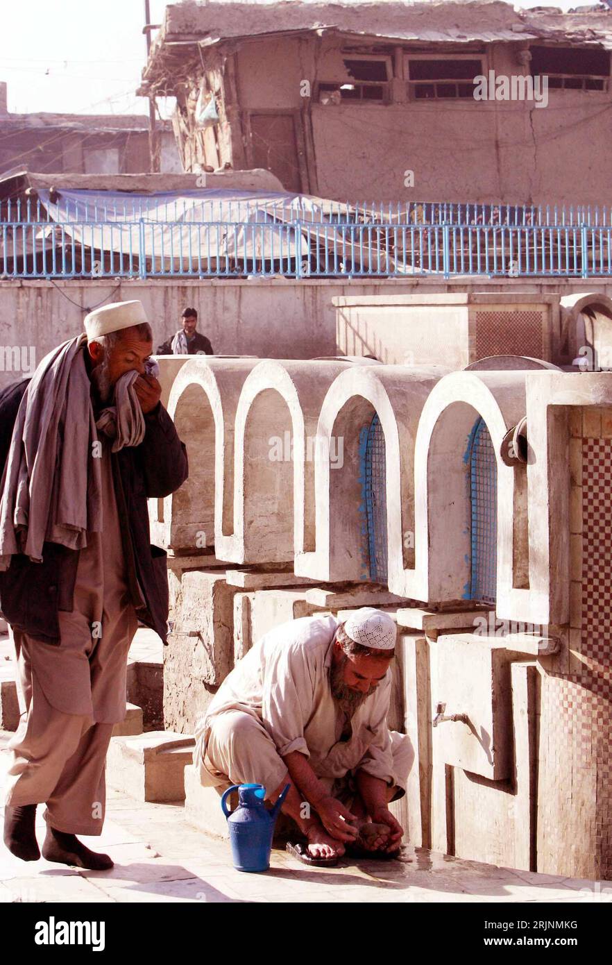 Bildnummer: 50973803 Datum: 03.11.2005 Copyright: imago/Xinhua Zwei Afghen bereiten sich zum feierlichen Gebet vor anlässlich des Festes Eid al-Fir (Ende des Ramadan) a Kabul - PUBLICATIONxNOTxINxCHN, Personen; 2005, Kabul, Mann, Männer, Einheimische, Einheimischer, Afghane, musulmani, musulmani, rituelle Waschung, Waschungen, Fastenbrechen, fasten, Brechen, Fest, Feste, traditionell, traditionelle, traditionelles, islamisch, islamische, islamisches, Alfitr; , hoch, Kbdig, Gruppenbild, Afghanistan, Islam, religione / Terra, Leuto, tradizione, musulmano, Jessme Foto Stock