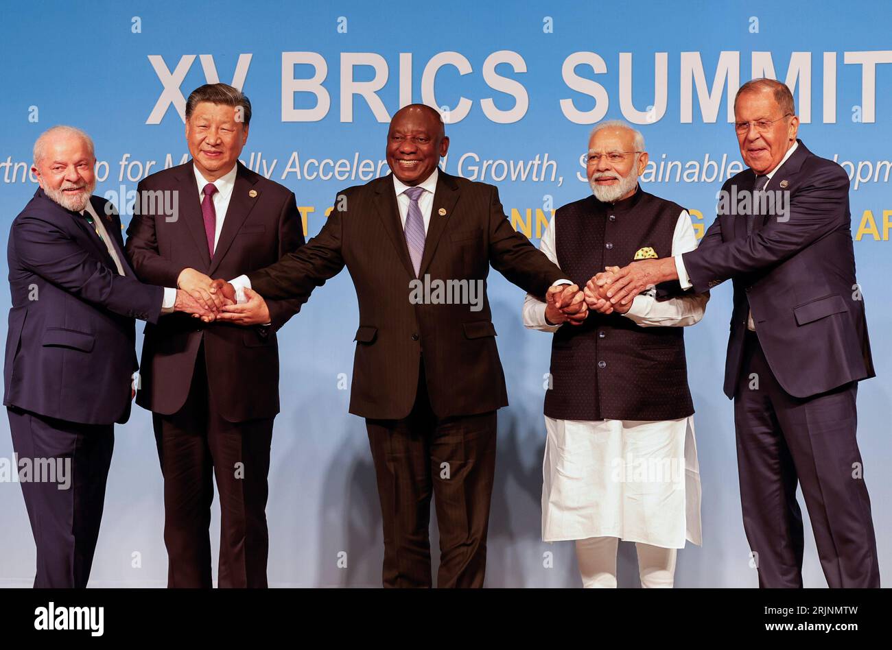 Johannesburg, Sudafrica. 23 agosto 2023. (Da L a R) Presidente del Brasile Luiz Inacio Lula da Silva, Presidente della Cina Xi Jinping, Presidente sudafricano Cyril Ramaphosa, il primo ministro indiano Narendra modi e il ministro degli Esteri russo Sergei Lavrov posano per una foto di famiglia BRICS durante il vertice BRICS 2023 al Sandton Convention Centre di Johannesburg il 23 agosto 2023. Foto piscina di Gianluigi Guercia/UPI credito: UPI/Alamy Live News Foto Stock