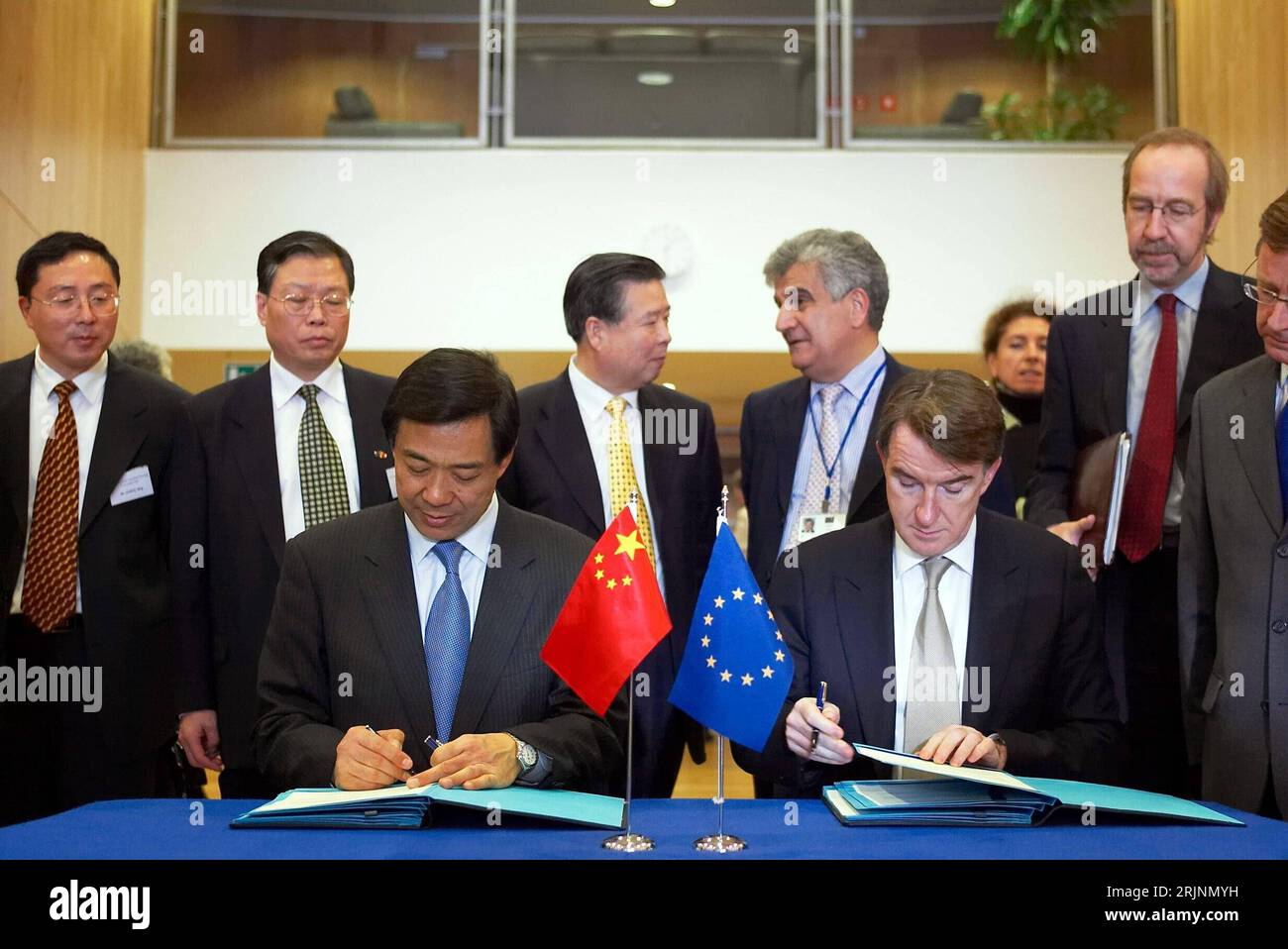 Bildnummer: 50977185 Datum: 05.11.2005 Copyright: imago/Xinhua Bo Xilai (li., CHN/Handelsminister China) und EU-Handelskommissar Peter Mandelson (GBR) unterzeichnen ein Abkommen über eine eu-Entschädigung für China nach der Erweiterung der Europäischen Union im Rahmen des 20. Treffens der Handelsvertreter von China und der EU in Brüssel - PUBLICATIONxNOTxINxCHN, Personen; 2005, Brüssel, Pressetermin, Treffen, Handel, Textileinfuhr, Textilstreit, Textilhandel, Politiker, Europäische Kommission, Krux, Vertragsunterzeichnung, Abkommen, unterschreiben, Schreiben, unterzeichnen, Handelsabkommen, Foto Stock