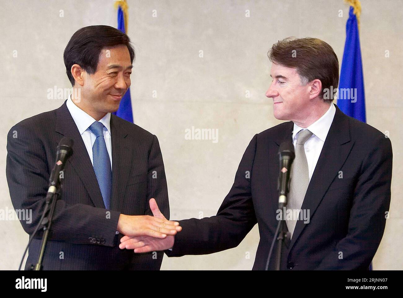 Bildnummer: 50977190 Datum: 05.11.2005 Copyright: imago/Xinhua Bo Xilai (li., CHN/Handelsminister China) und EU-Handelskommissar Peter Mandelson (GBR) reichen sich zufrieden die Hand anlässlich des 20. Treffens der Handelsvertreter von China und der Europäischen Union in Brüssel-PUBLICATIONxNOTxINxCHN, Personen , Optimistisch , Harmonie; 2005, Brüssel, Pressetermin, Treffen, Handel, Textileinfuhr, Textilstreit, Textilhandel, Politiker, Europäische Kommission, Kommissar, Handelskommissare, Einigung, Shake Hands, Shakehands, Händeschütteln; , quer, Kbdig, Gruppenbild, close, Europapolitik, P. Foto Stock