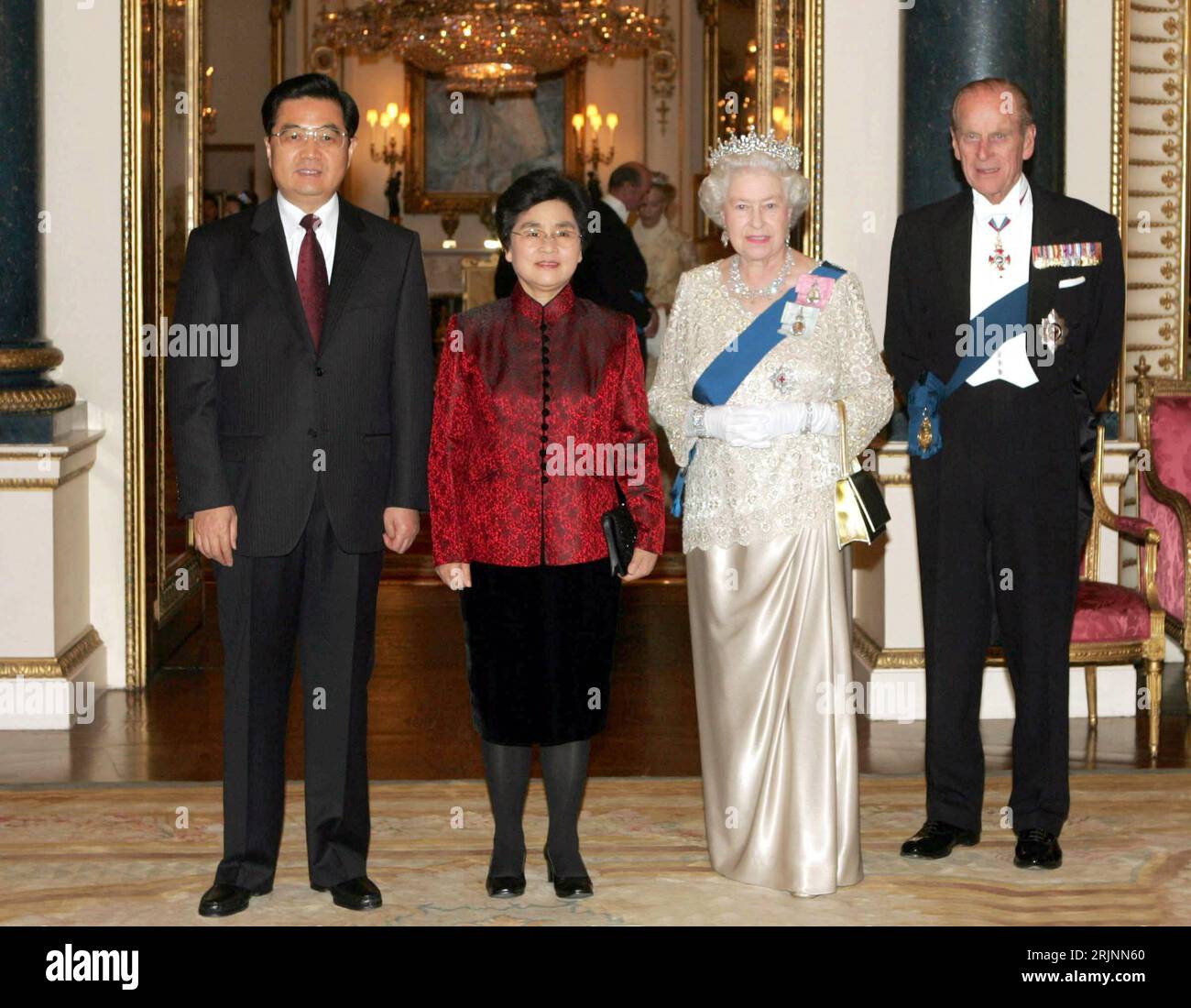 HU Jintao (li., CHN/Staatspräsident Cina) mit Ehefrau Liu Yongqing zu Besuch bei Queen Elisabeth II Und Ehemann Prinz Philip (beide GBR) a Londra - PUBLICATIONxNOTxINxCHN Foto Stock