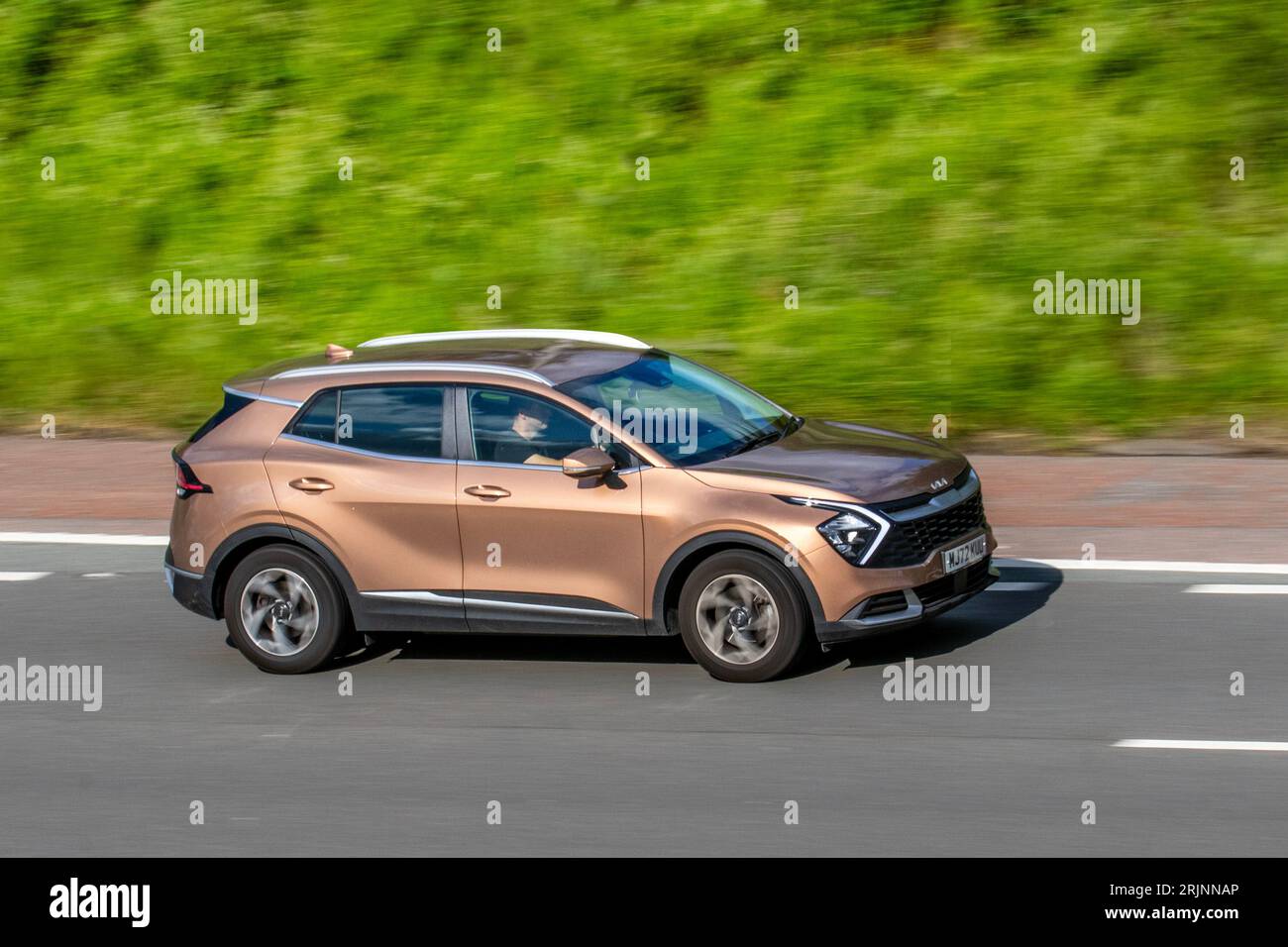 2022 Bronze Kia Sportage 2 CRDi ISG; viaggia a velocità sostenuta sull'autostrada M6 a Greater Manchester, Regno Unito Foto Stock