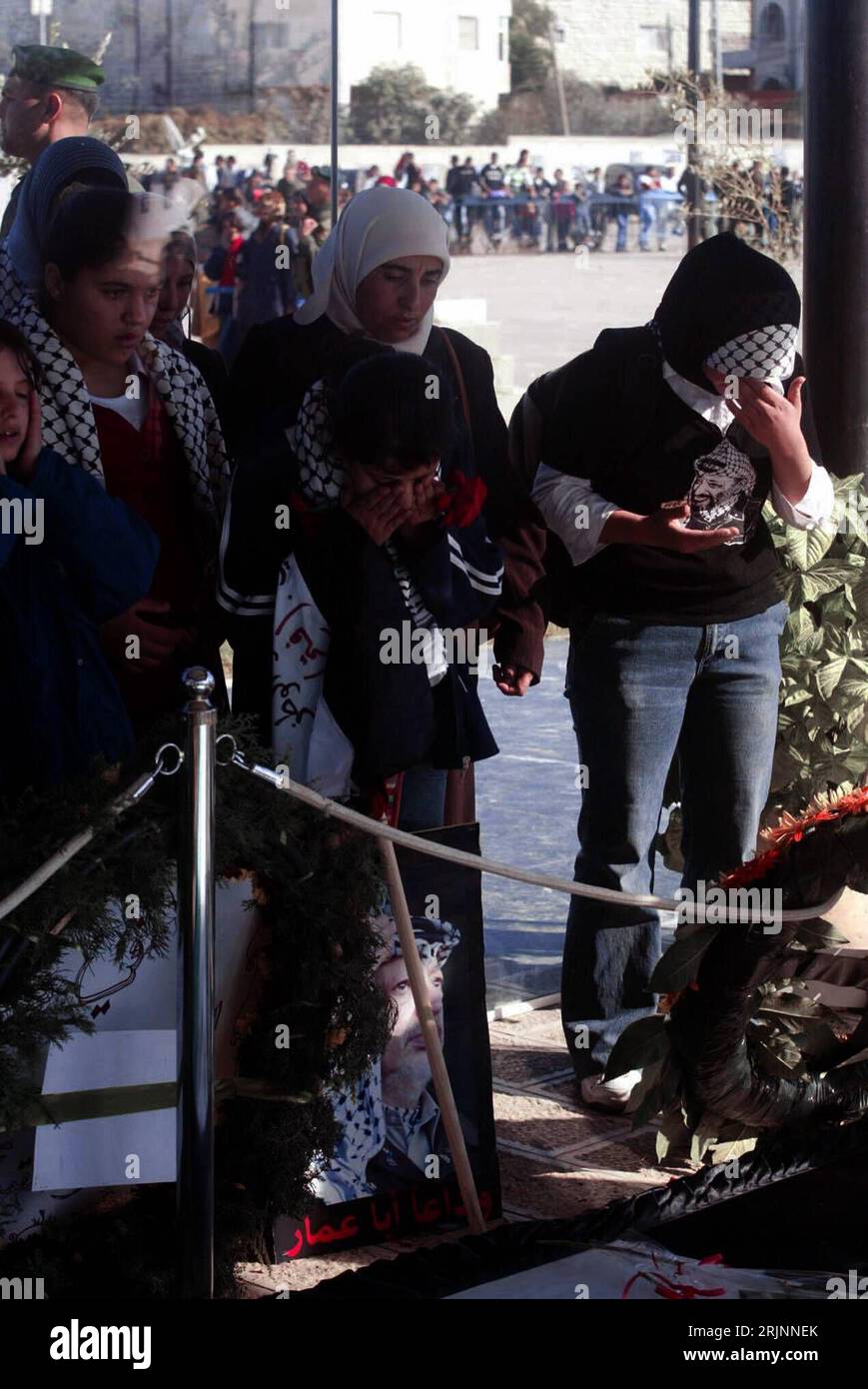 Bildnummer: 50983409 Datum: 11.11.2005 Copyright: imago/Xinhua Weinende palästinensische Jugendliche am Mausoleum von Jassir Arafat in Ramallah anlässlich Seines einjährigen Todestages - PUBLICATIONxNOTxINxCHN, Personen , Trauer; 2005, Israele, , Ramallah, Yasser, Jugendlicher, Mädchen, Frau, Frauen, Palästinenserinnen, Palästinenserin, Palästinenser, weinen, weint, weinend, trauern, trauernd, trauernde, Grab, Gräber, Mausoleen,; , hoch, Kbdig, Gruppenbild, Israele / pessimistisch, Todestag, Westjordanland, Palästina, palästinensische Autonomiegebie Foto Stock