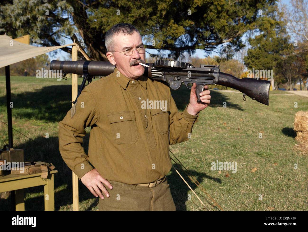 Bildnummer: 50986793 Datum: 13.11.2005 Copyright: imago/Xinhua Vorführung historischer Militäruniformen (hier: Vereinigte Staaten) aus dem ersten Weltkrieg in einem Park a Washington D.C. - PUBLICATIONxNOTxINxCHN, Personen; 2005, Washington D.C., Erster, 1., I., Militäruniform, uniforme, Uniformen, Soldat, Soldaten, historisch, historische, bewaffnet; , quer, Kbdig, Einzelbild, close, Vereinigte Staaten von Amerika, Foto Stock