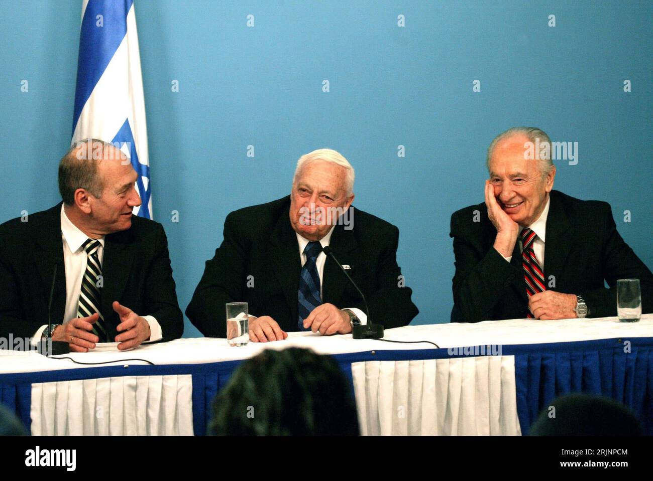 V.l.n.r Ehud Olmert ISR/Stellvertretender Ministerpräsident Israel, Ariel Sharon ISR/Ministerpräsident Israel und Shimon Peres ISR/Vizepremierminister Israel anlässlich einer Pressekonferenz zur Nutzung der Negev Wüste a Gerusalemme - PUBLICATIONxNOTxINxCHN Foto Stock