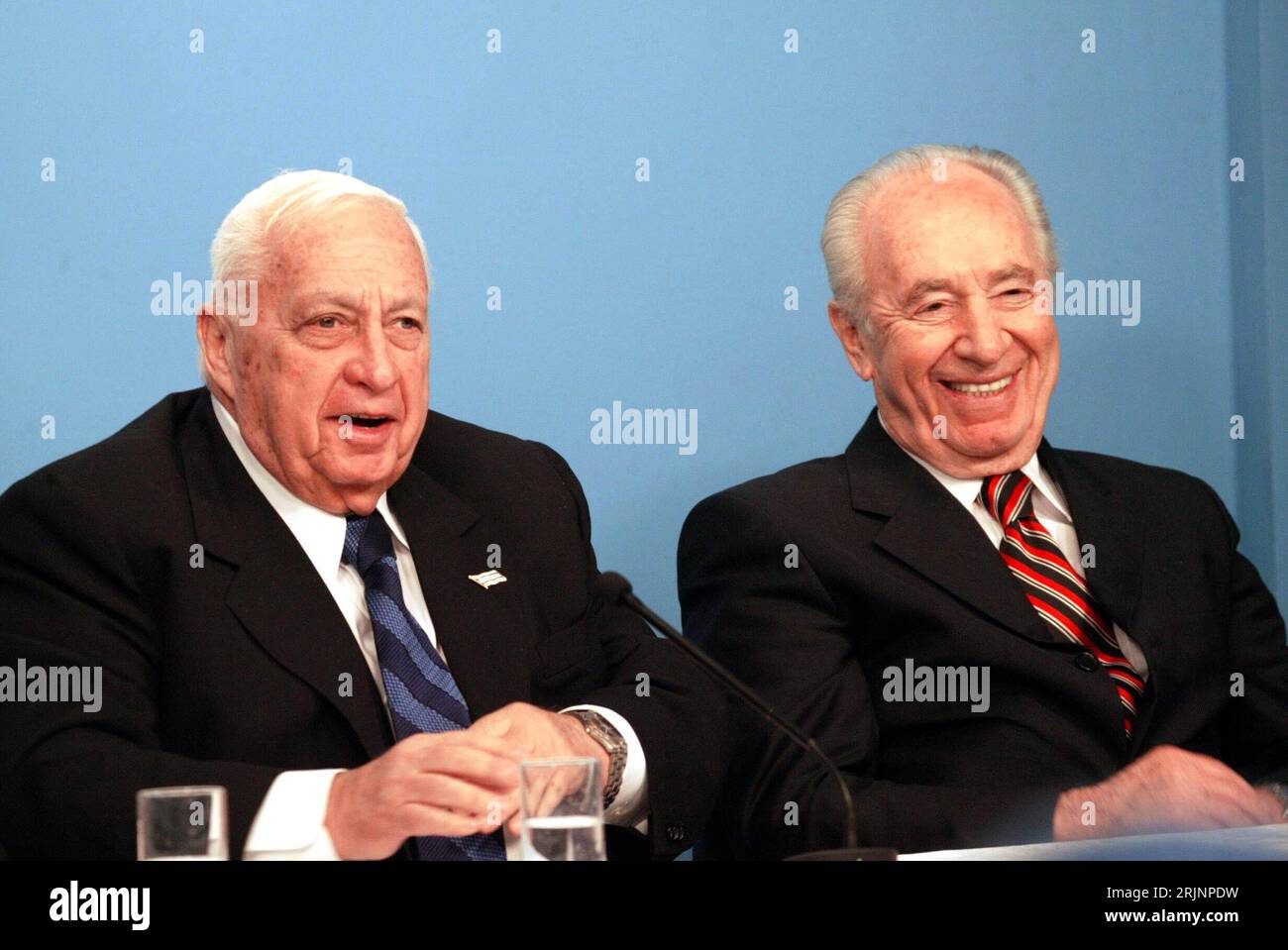 Ariel Sharon (li., ISR/Ministerpräsident Israel) und Shimon Peres (re., ISR/Vizepremierminister Israel) anlässlich einer Pressekonferenz zur Nutzung der Negev Wüste a Gerusalemme - PUBLICATIONxNOTxINxCHN Foto Stock