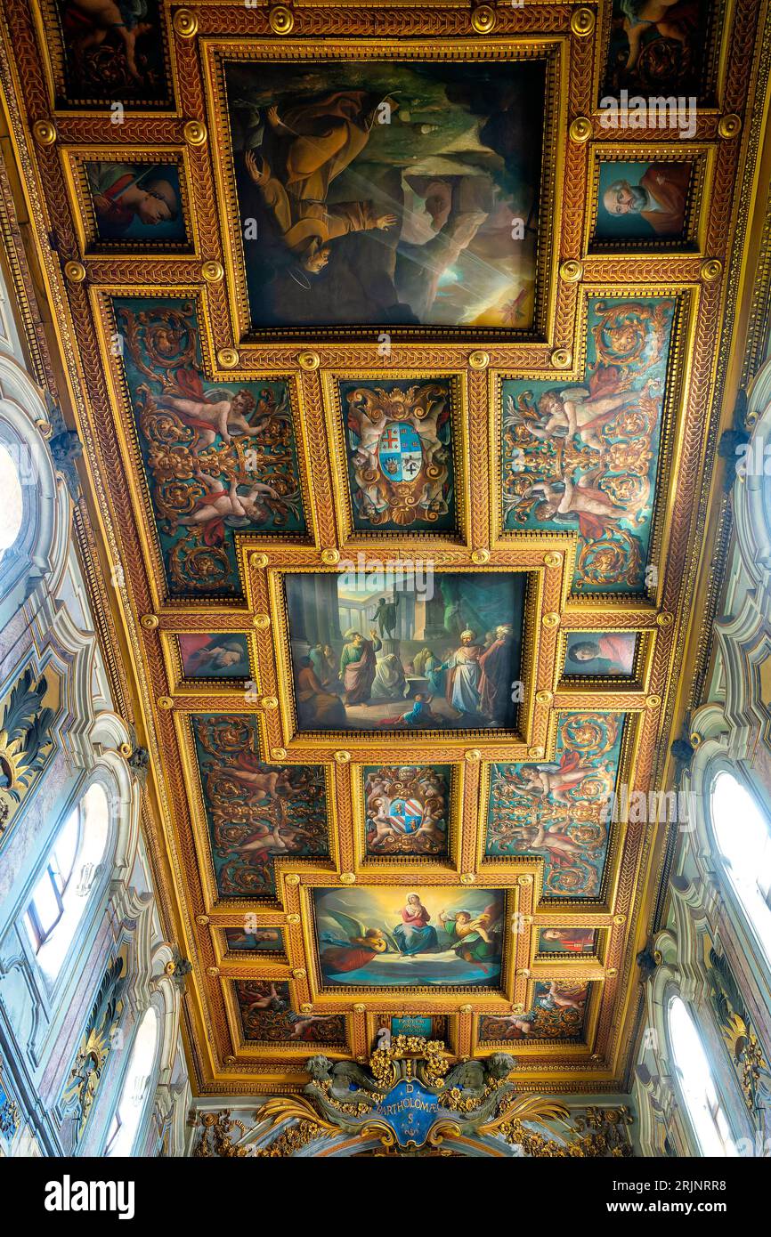 Soffitto della chiesa di San Bartolomeo all'Isola, Roma, Italia Foto Stock