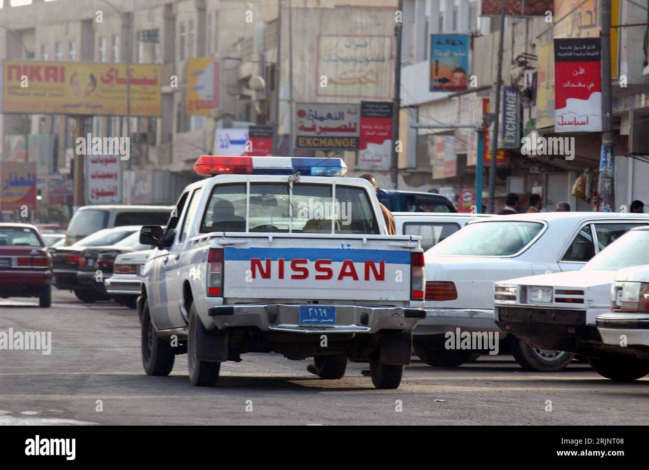 Bildnummer: 51003016 Datum: 28.11.2005 Copyright: imago/Xinhua Nissan-Polizeiwagen auf Streife a Bagdad - Irak PUBLICATIONxNOTxINxCHN, Objekte; 2005, Bagdad, Auto, Polizeiauto, Polizeistreife, , Polizeistreifen, pick-up, prelievi, prelievi, prelievi; , quer, Kbdig, totale, Rückansicht, Perspektive, Schriftzug, , Irak, , Polizei, Staat, Straße, Verkehr, / Fahrzeuge, Polizeifahrzeuge, Polizeifahrzeug Foto Stock