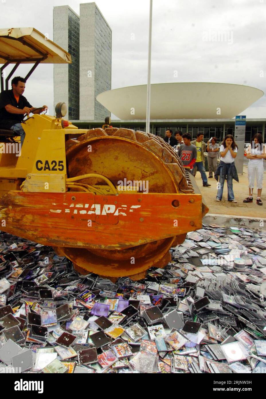 Bildnummer: 51014620 Datum: 06.12.2005 Copyright: imago/Xinhua Planierwalze beim Plattmachen von 500,000 raubkopierten CDs anlässlich des NATIONAL ANTI-PIRATERIA DAY vor dem Kongresszentrum in Brasilia PUBLICATIONxNOTxINxCHN, Objekte , Personen; 2005, Brasilia, CD, CD, Raubkopie, Raubkopien, Walze, Walzen, Fahrzeug, Fahrzeuge, Nutzfahrzeug, Nutzfahrzeuge, Baustellenfahrzeug, Baustellenfahrzeuge, Straßenwalzen, Straßenwalze, Planierwalzen, Piraterie, Musikpiraterie, raukopierte, raubkopiert, Raubkopie, Raubkopien, Kongress-Zentrum, Centro, Centro Congressi; , quer, Kbdig, Einzelbild, clos Foto Stock