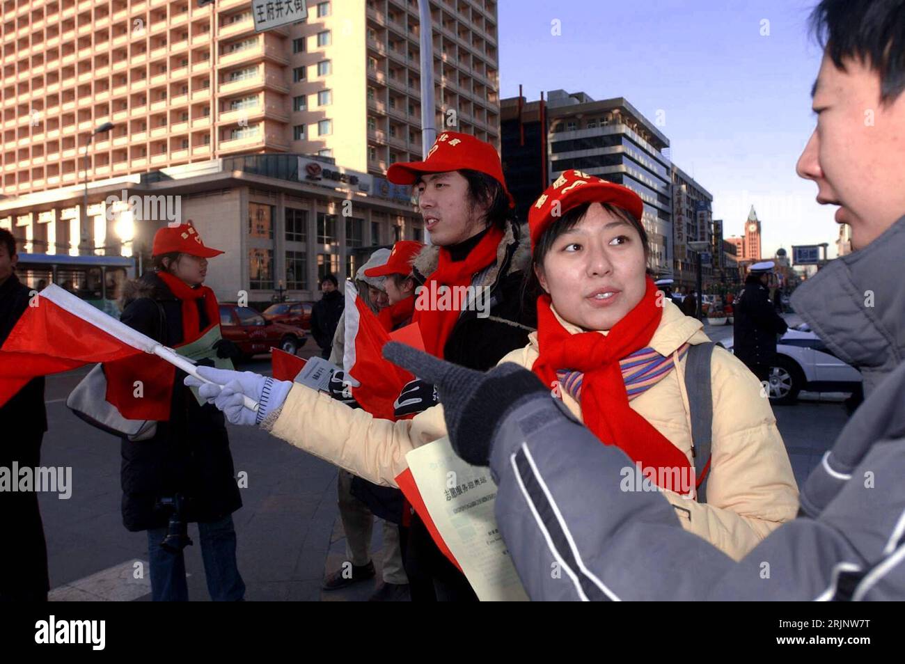 Bildnummer: 51013097 Datum: 05.12.2005 Copyright: imago/Xinhua Ehrenamtliche Touristenführerin (2.v.r.) erklärt einem Touristen am zwanzigsten internationalen Freiwilligentag den Weg auf der Wangfujing Straße a Pechino - Cina - PUBLICATIONxNOTxINxCHN, Personen; 2005, Pechino, Freiwillige, Freiwilliger, ehrenamtlich, ehrenamtlicher, Touristenführer, erklären, erklärt, erklärend, Reisender, Reisende, Tourist, Touristen, Volunteers Day, Tag, zwanzigster, zwanzigste, zwanzig, 20., Einheimischer, Einheimische, Chinesin, Chinese, Land, Leute; , quer, Kbdig, Gruppenbild, Cina, Foto Stock