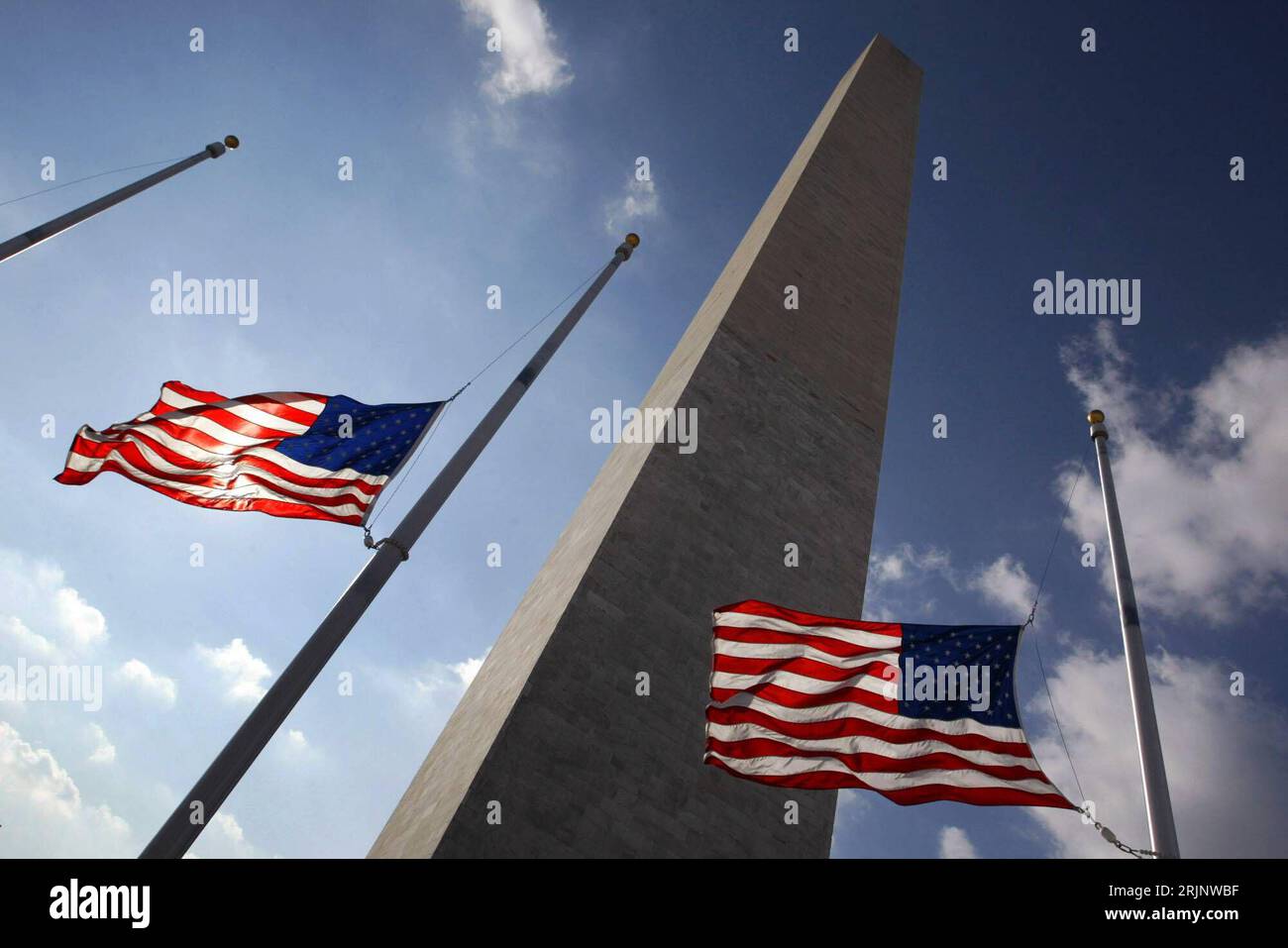 Bildnummer: 51015510 Datum: 07.12.2005 Copyright: imago/Xinhua US-Flaggen wehen anlässlich des Pearl-Harbor-Day am Obelisken des World War II Memorial in Washington im Wind PUBLICATIONxNOTxINxCHN, , Objekte; 2005, Washington, PearlHarbour-Day, Gedenktag, Gedenktage, Gedenken, Erinnern, Fahne, Nationalfahne, wehen, Obelisk, Säule, Säulen, Schräglage, schräg, WK, 2., II., zweiter, zweite, Weltkrieg; , quer, Kbdig, Gruppenbild, Froschperspektive, Perspektive, Denkmäler, Vereinigte Staaten von Amerika, / Halbmast, Trauerbeflaggung, Trauer, Staatstrauer, Halbmastbeflaggung, Beflaggung, Tag Foto Stock