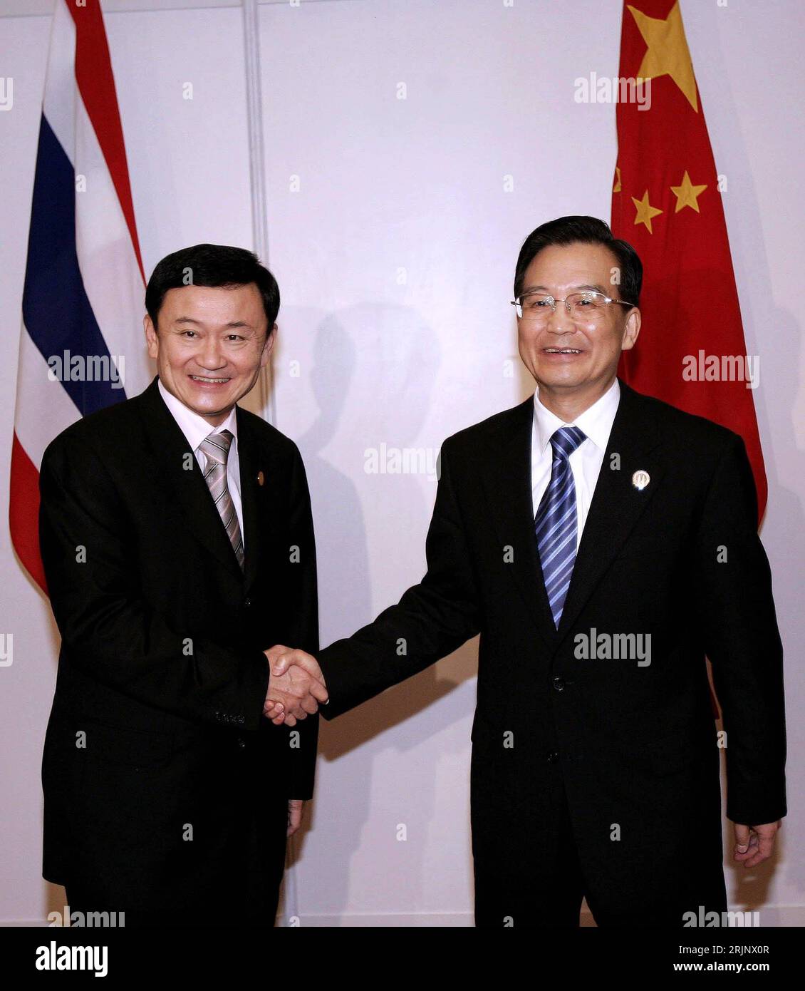 Bildnummer: 51022569 Datum: 12.12.2005 Copyright: imago/Xinhua Wen Jiabao (re., CHN/Ministerpräsident China) und Thaksin Shinawatra (THA/Premierminister Thailand) reichen sich anlässlich eines gemeinsamen Treffens Die Hand am Rande des 11. Gipfeltreffens der Vereinigung Südasiatischer Nationen (ASEAN) a Kuala Lumpur - PUBLICATIONxNOTxINxCHN, Personen , Optimistisch , Harmonie; 2005, Kuala Lumpur, Gipfeltreffen, Gipfel, Asien, Treffen, Politiker, Shake Hands, Shakehands, Händeschütteln, lächelt; , hoch, Kbdig, Gruppenbild, close, Internationale Politik, Politik, Malesia, Randbild, gente Foto Stock