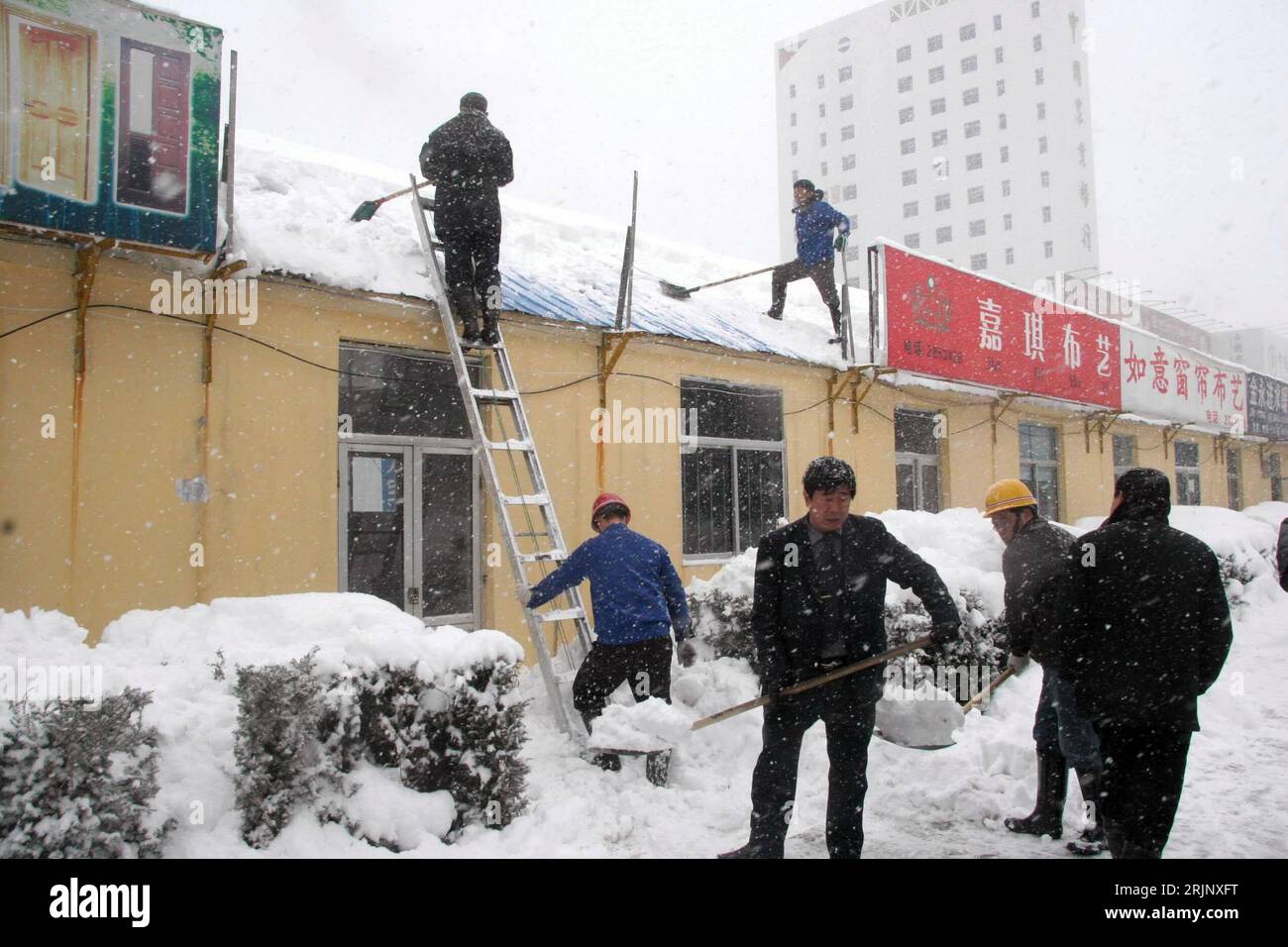 Bildnummer: 51031013 Datum: 17.12.2005 Copyright: imago/Xinhua Einheimische befreien das Dach eines Wohnhauses von Seiner Schneelast in Weihai - PUBLICATIONxNOTxINxCHN, Personen; 2005, Weihai, Jinan, Wintereinbruch, Schneechaos, Schneeräumen, Dächer, verschneit, eingeschneit, schaufeln, schippen, Schnee, Mann, Männer; , quer, Kbdig, Winter, Jahreszeit, Gruppenbild, Cina, Foto Stock