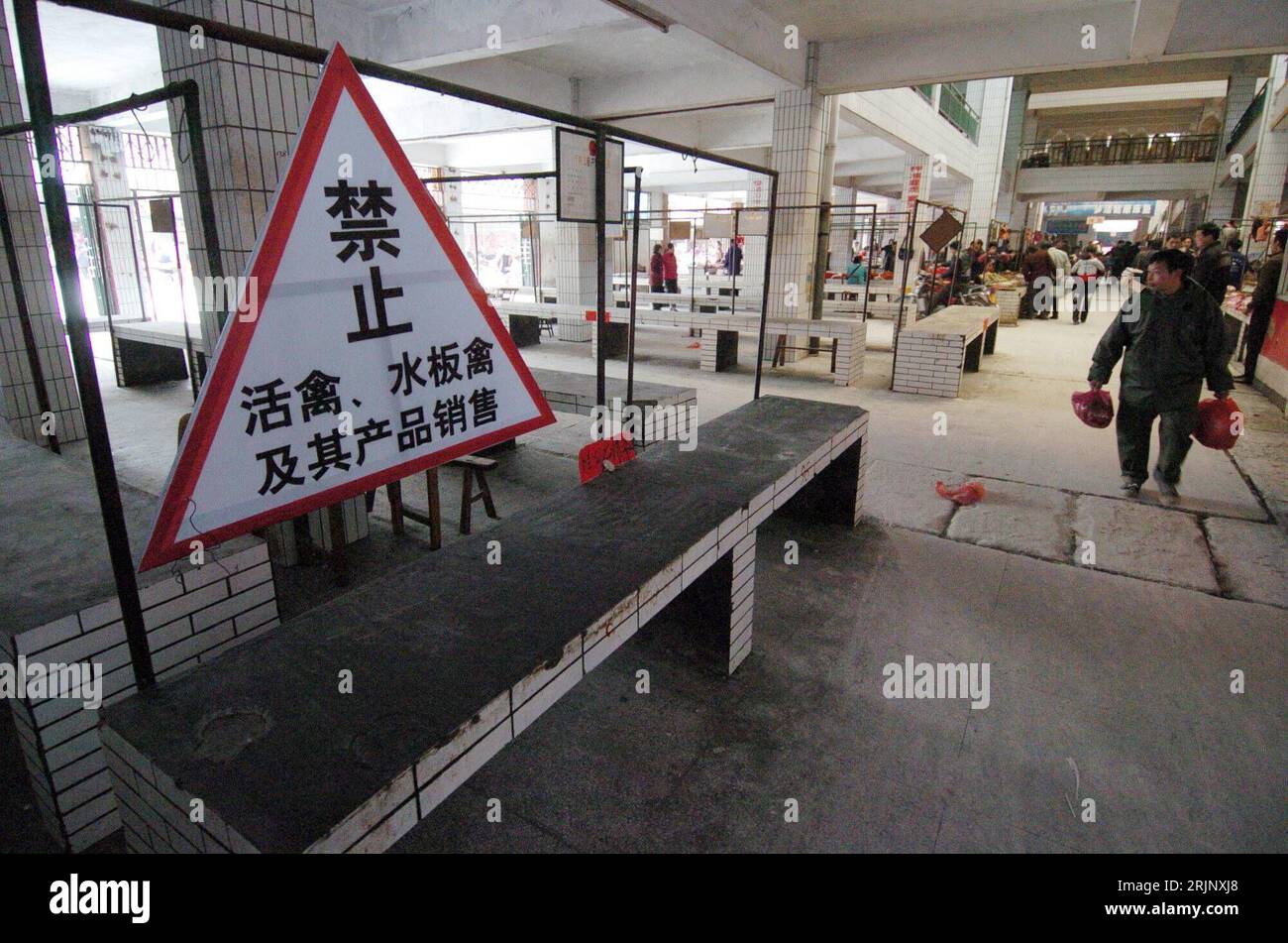 Bildnummer: 51033449 Datum: 16.12.2005 Copyright: imago/Xinhua Ab sofort kein Geflügelverkauf mehr auf einem Markt in Suichuan - lokale Behörden schlossen die Verkaufsstände zum Schutz vor der Vogelgrippe - PUBLICATIONxNOTxINxCHN, Objekte , Personen; 2005, Suichuan, Provinz Jiangxi, Shangxi, Vogelseuche, Epidemie, Epidemien, Seuche, Seuchen, Seuchengefahr, Seuchengefahren, Vogelkrankheit, Vogel-virus, Vogelgrippevirus, Grippevirus, Maßnahme, Maßnahmen, Prävention, Vorsorge, Schutz, Schutzmaßnahme, Schutzmaßnahmen, Präventionsmaßnahme, Präventionsmaßnahmen, Vorsorgemaßnahme, Vorsorgemaßnahmen Foto Stock