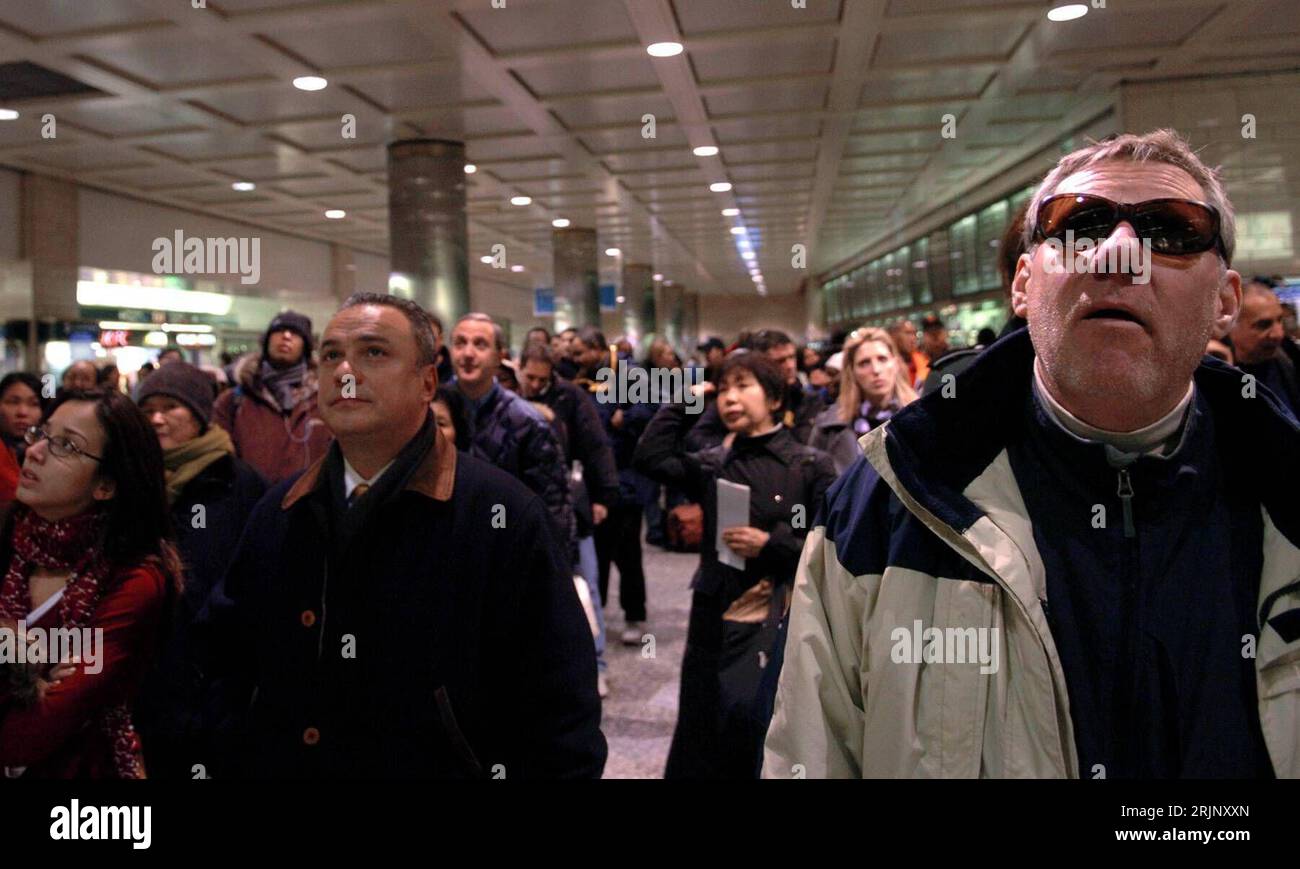 Bildnummer: 51036374 Datum: 22.12.2005 Copyright: imago/Xinhua Ratlose Fahrgäste warten vergeblich auf ein Weiterkommen mit den öffentlichen Verkehrsmitteln in der Penn Station (34th Street) anlässlich des Streiks in New York - STREIK BRINGT VERKEHRSCHAOS NACH NEW YORK - PUBLICATIONXNOTxINxCHN, Personen, Ratlosigkekeit; 2005; NY, N.Y., NYC, Streik, Streiks, Städte, Transport, ÖPNV, Öffentlicher Personennahverkehr, Nahverkehr, Fahrgast, 34., warten, wartend, wartet, Bahnhof; , quer, Kbdig, , Vereinigte Staaten von Amerika, Bahn, Verkehr, Nordamerika / totale Foto Stock