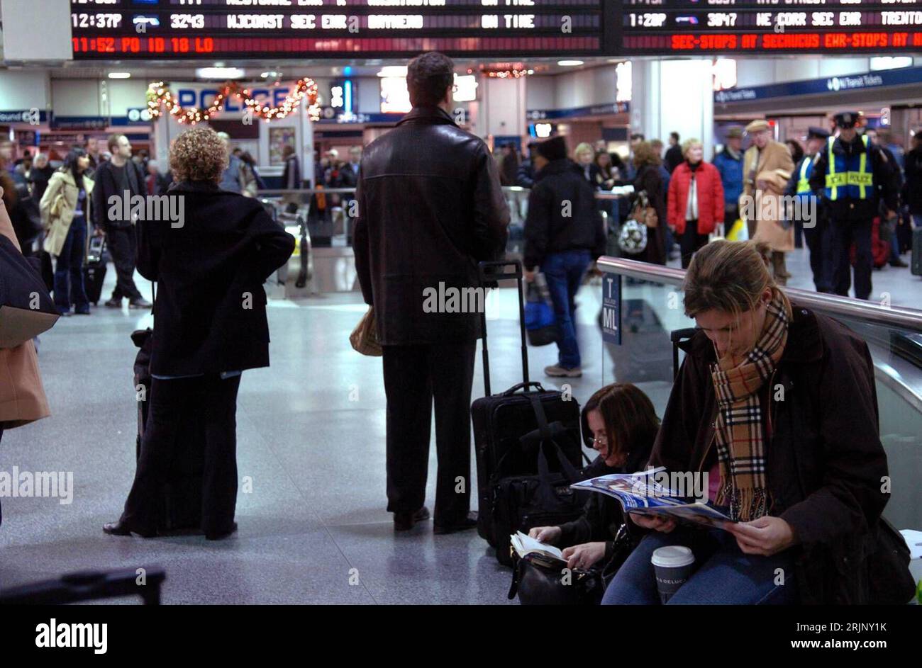 Bildnummer: 51036372 Datum: 22.12.2005 Copyright: imago/Xinhua Ratlose Fahrgäste warten vergeblich auf ein Weiterkommen mit den öffentlichen Verkehrsmitteln in der Penn Station (34th Street) anlässlich des Streiks a New York - STREIK BRINGT VERKEHRSCHAOS NACH NEW YORK - PUBLICATIONXNOTxINCHN, Personen; 2005, NEW YORK, NEW YORK, NEW YORK, NEW YORK N.Y., NYC, Streik, Streiks, Städte, Transport, ÖPNV, Öffentlicher Personennahverkehr, Nahverkehr, Fahrgast, 34., Warten, Wartend, Wartet, Bahnhof, Bahnhöfe, Wartende; , quer, Kbdig, totale, Vereinigte Staaten von Amerika, Bahn, Verkehr, Nordamerika Foto Stock