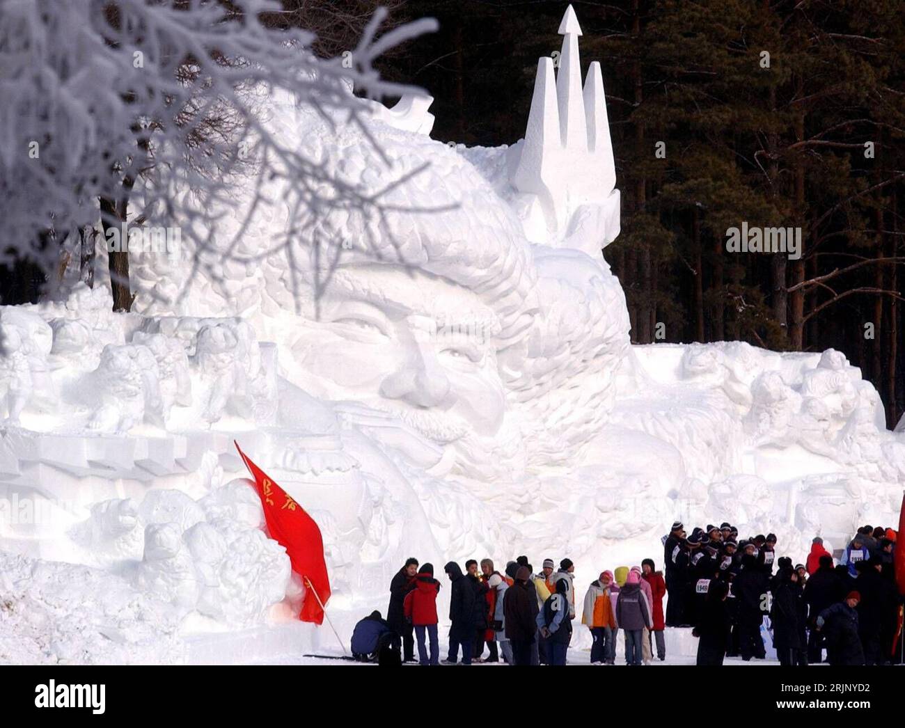 Bildnummer: 51037924 Datum: 26.12.2005 Copyright: imago/Xinhua Besucher bestaunen Schneeskulptur im winterlichen Erlebnispark von Changchun anlässlich des dortigen Schnee- und Eis-Festivals 2005 - Provinz Jilin - PUBLICATIONxNOTxINxCHN, Personen , Objekte; 2005, Changchun, Jilin, Vergnügungspark, Schneefestival, Eisfestival, Schnee, Schneeskulptur, Schneeskulpturen, Skulptur, Skulpturen, Figur, Figuren, Eis, Eisskulptur, Eisskulpturen, Festival; , quer, Kbdig, Winter, Jahreszeit, totale, Cina Foto Stock