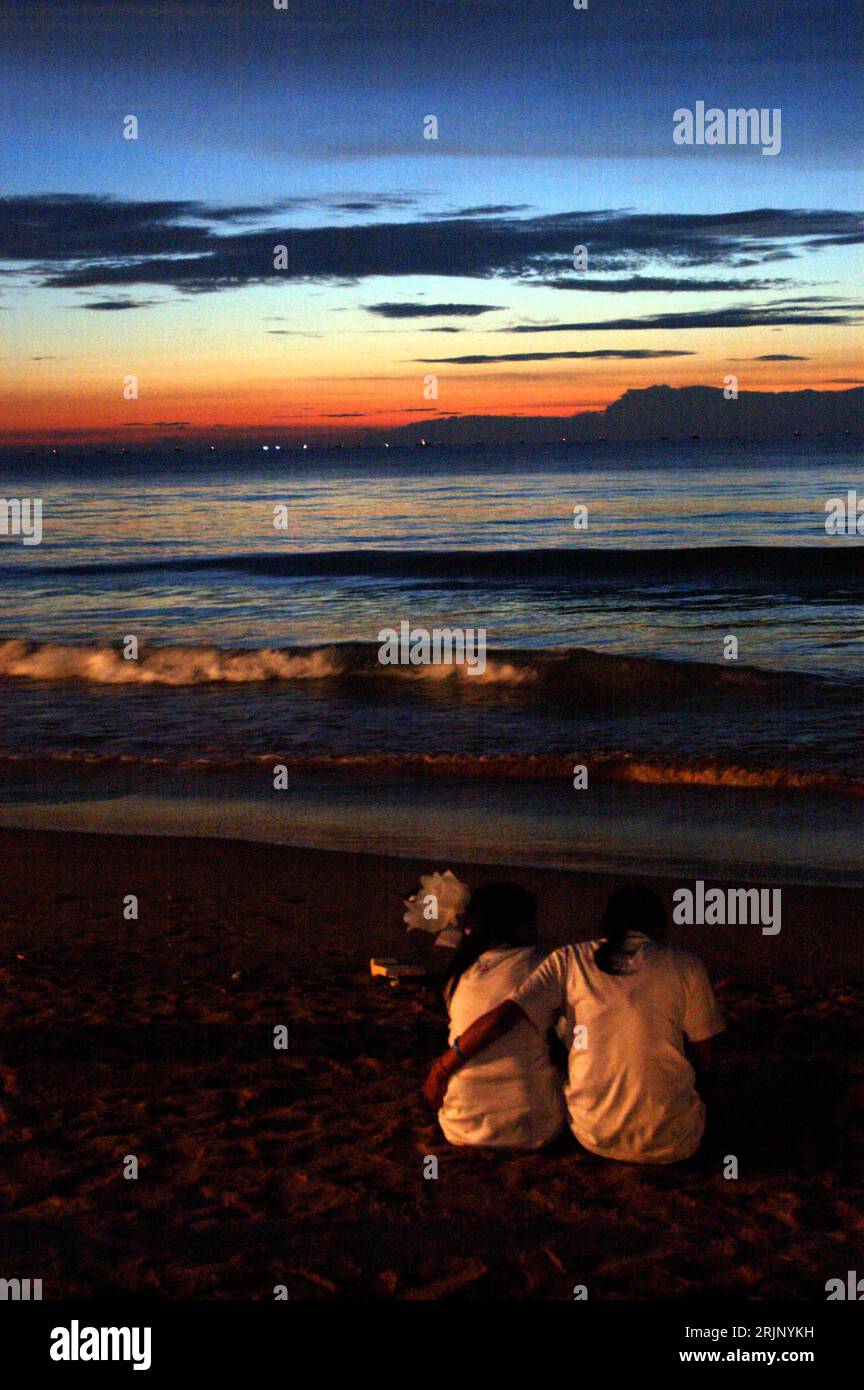 Bildnummer: 51038515 Datum: 26.12.2005 Copyright: imago/Xinhua Zwei trauernde Mädchen verweilen am Strand von Khao Lak und gedenken ihrer durch den Tsunami umgekommenen Angehörigen vor einem Jahr in der Abenddämmerung - Provinz Phangnga - Thailandia - PUBLICATIONxNOTxINxCHN, Personen, Landschaft; 2005, Phangnga, Phang Nga, Tsunami-Katastrophe, Gedenken, Erinnerung, Erster, 1) Jahrestag, Anteilnahme, Trauer, Trauernde, Angehörige, Angehöriger, Familienangehörige, Familienangehöriger, sitzen, Strand, Strände, Dämmerung, abends, Abend, Abenddämmerung, umarmen, Umarmung, Indischer Ozean; , hoch, K Foto Stock