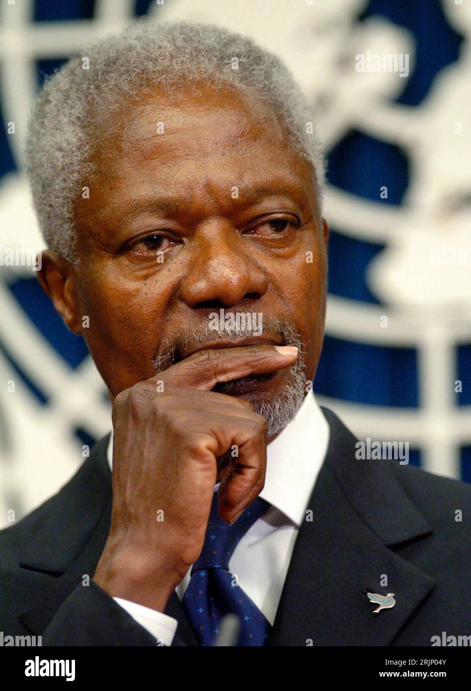 Kofi Annan (GHA/uno Generalsekretär) nachdenklich anlässlich einer Pressekonferenz im Hauptsitz der Vereinten Nationen in New York - PUBLICATIONxNOTxINxCHN Foto Stock