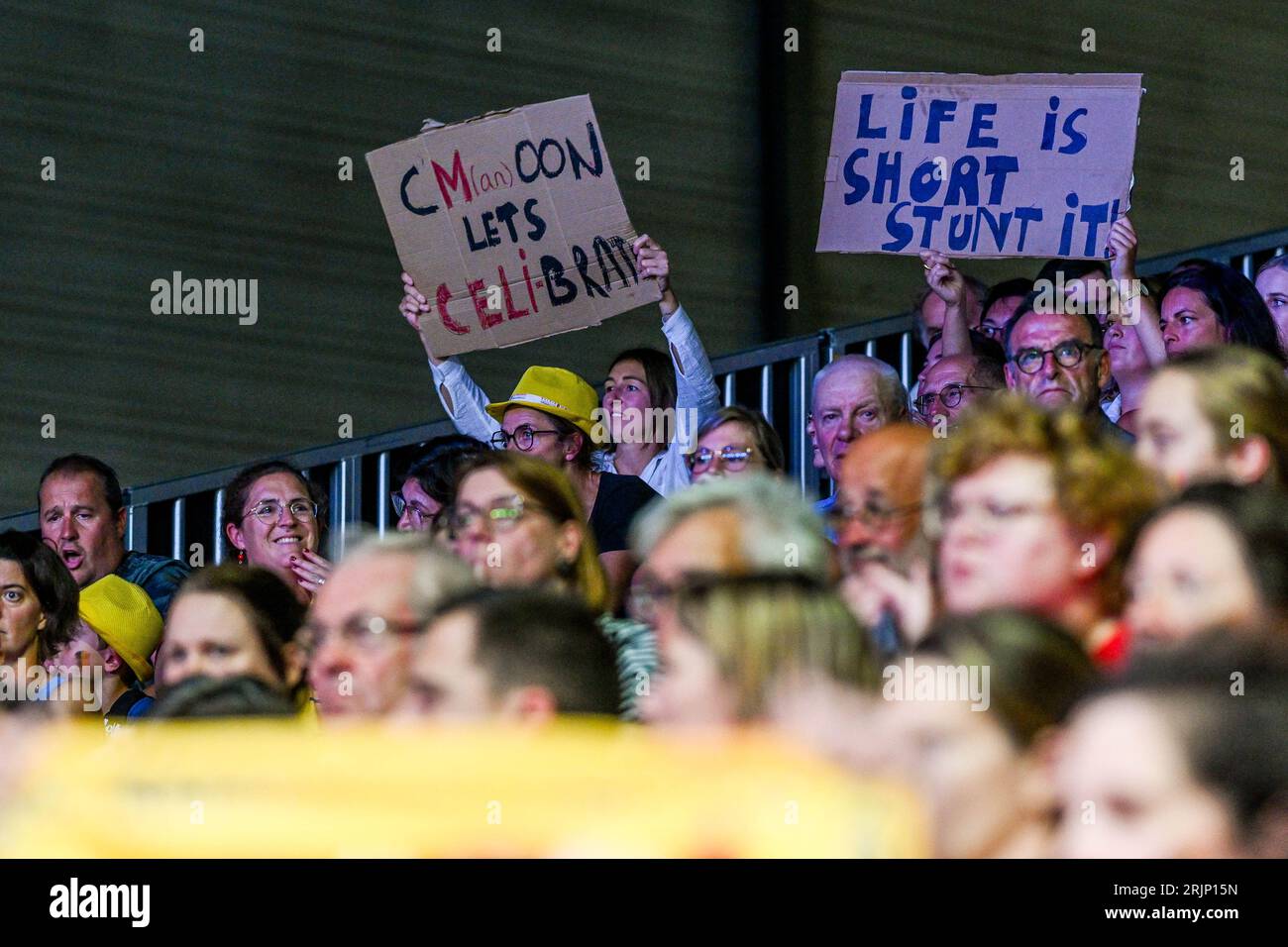 Gent, Belgio. 22 agosto 2023. Messaggi della folla " Life is short stunt it " (la vita è breve stuntt IT ) raffigurata durante una partita di pallavolo tra le squadre nazionali femminili del Belgio, note come le tigri gialle, e la Polonia durante l'undicesima partita nel CEV Euro Volley Championshiop nel pool A, martedì 22 agosto 2023 a Gent, BELGIO . Credito: Sportpix/Alamy Live News Foto Stock