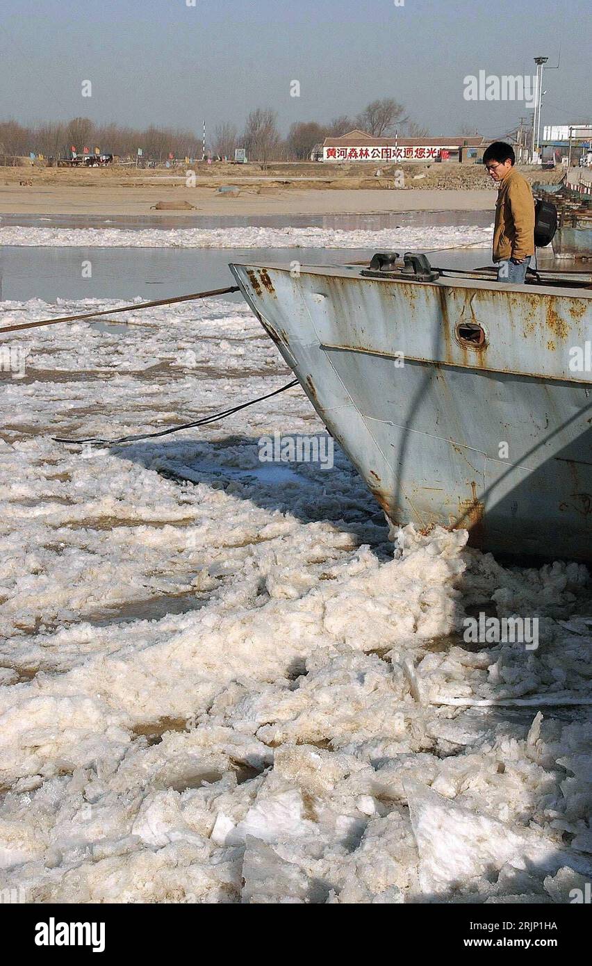 Bildnummer: 51050802 Datum: 07.01.2006 Copyright: imago/Xinhua Frachtschiff steckt fest im Packeis auf dem Yellow River in Jinan - PUBLICATIONxNOTxINxCHN, Objekte; 2006, Jinan, Provinz Shandong, Fluss, Flüsse, zugefroren, zugefrorene, zugefrorener, Schiff, Schiffe, Boot, Boote, Frachtschiff, Frachtschiffe, eingefroren, eingefrorene, eingefrorenes, Kälteeinbruch, Kälteeinbrüche, Eis, Temperaturabfall, Kälte, Temperatur, Temperaturen, Wintereinbruch; , hoch, Kbdig, Winter, Jahreszeit, Einzelbild, close, Cina, , Schifffahrt, Verkehr, Foto Stock