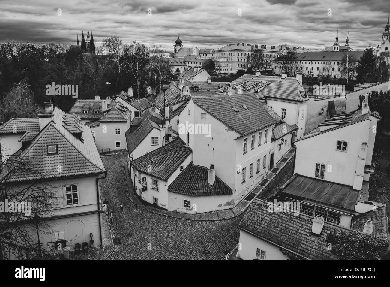 Una vista romantica del nuovo mondo e del Castello di Praga in un design bianco e nero Foto Stock