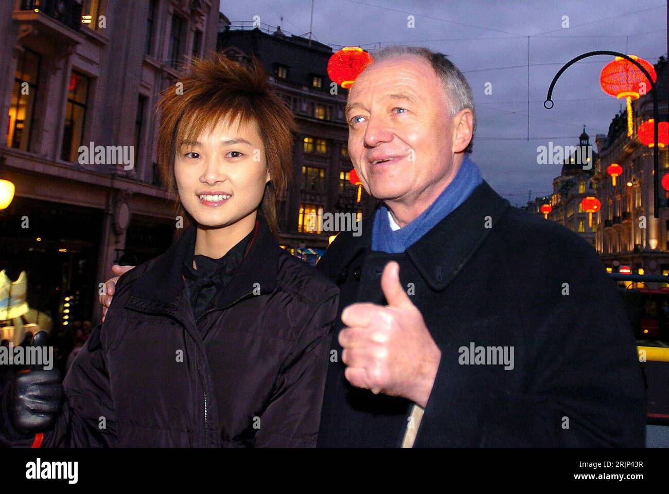 Bildnummer: 51081185 Datum: 26.01.2006 Copyright: imago/Xinhua Ken Livingstone (GBR/Bürgermeister von London) und li Yuchun (CHN/Gewinnerin des chinesischen Supergirl Wettbewerbs) anlässlich eines Pressetermins in London zum bevorstehenden Kulturevent CHINA IN LONDON 2006 - PUBLICATIONxNOTxINxCHN, Personen , Optimistisch; 2006, London, Super Girl, Gestik, Kultur Event, pollice su, Daumen, Pressetermin, Politiker; , quer, Kbdig, Gruppenbild, Close, Lokalpolitik, Politik, Inghilterra, Randbild, gente Foto Stock