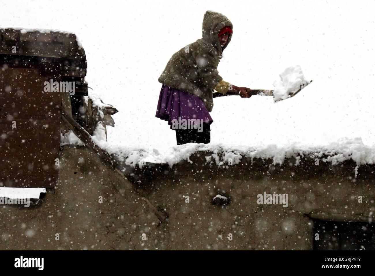 Bildnummer: 51087395 Datum: 15.01.2006 Copyright: imago/Xinhua Schnee a Kabul! Mädchen beim Schneeschippen - PUBLICATIONxNOTxINxCHN, Pflanzen; 2006, Kabul, Kaschmir, schneit, schneien, schneiend, Schnee, Schneefall, Schneefälle, Schneegestöber, Einheimische, Einheimischer, kind, Kinder, schippen, schippend, schaufeln, schaufelt, schaufelnd, Schippt, Schippe; , quer, Kbdig, Winter, Jahreszeit, Einzelbild, Afghanistan, , Foto Stock