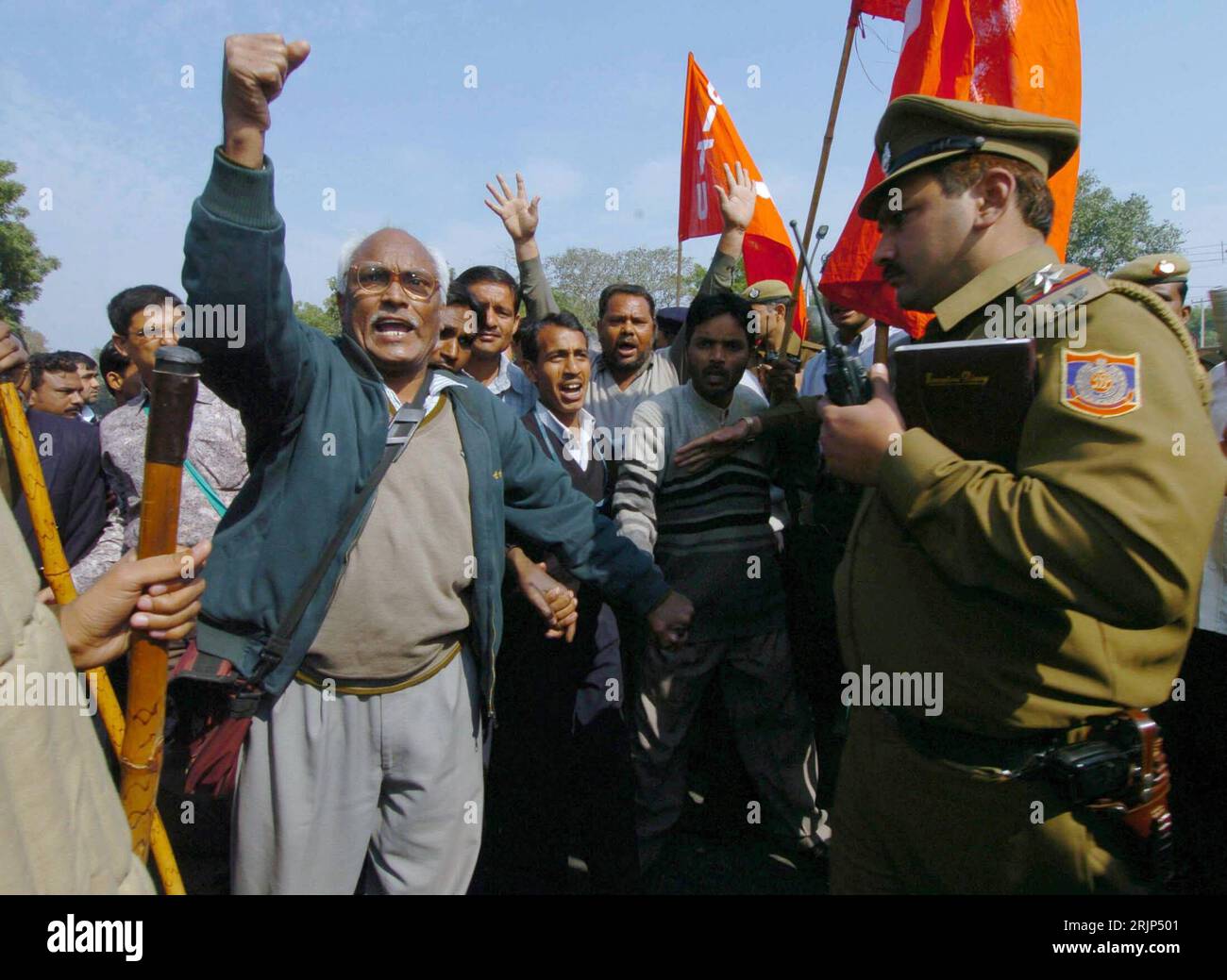 Bildnummer: 51090200 Datum: 02.02.2006 Copyright: imago/Xinhua Demonstrant ballt neben einem Polizisten die Faust - während einer Demonstration der streikenden Flughafenangestellten in Neu Delhi PUBLICATIONxNOTxINxCHN, Personen; 2006, Neu Delhi, Demonstrationen , Demonstrant, Demonstranten, protesta, Proteste, protesta, Protestaktionen, Flughafen, Angestellter, Angestellte, Arbeiter, Beschäftigte, Streik, streiken, Faust, Polizist, Polizisten; , quer, Kbdig, totale, Indien, Polizei, Staat, Foto Stock