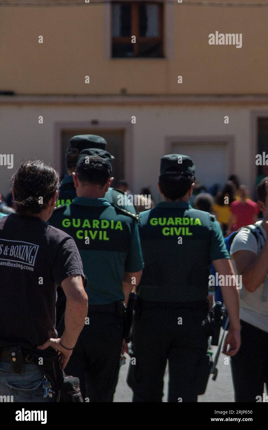 La polizia è tornata, il cartello della Guardia civile è visibile sulla camicia Foto Stock