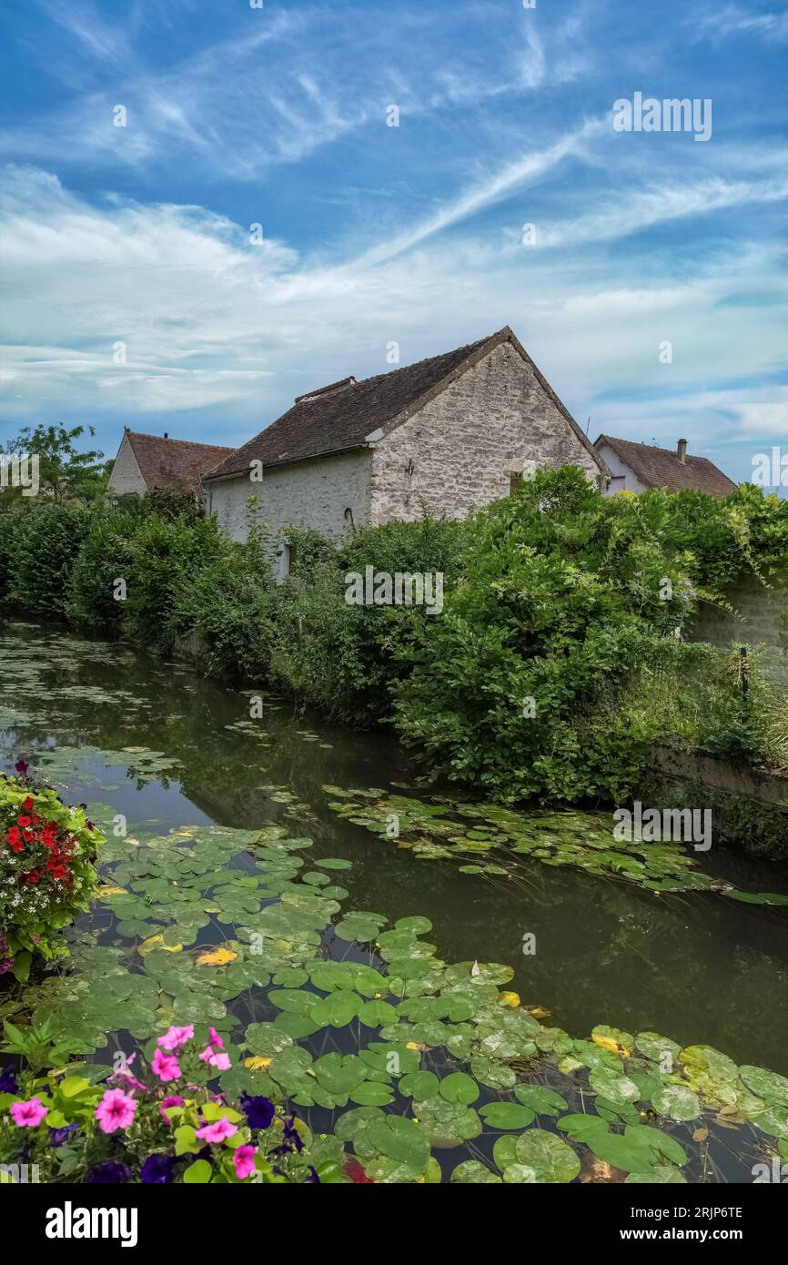 Chablis, piccola città della Borgogna, tipiche case sul fiume Foto Stock