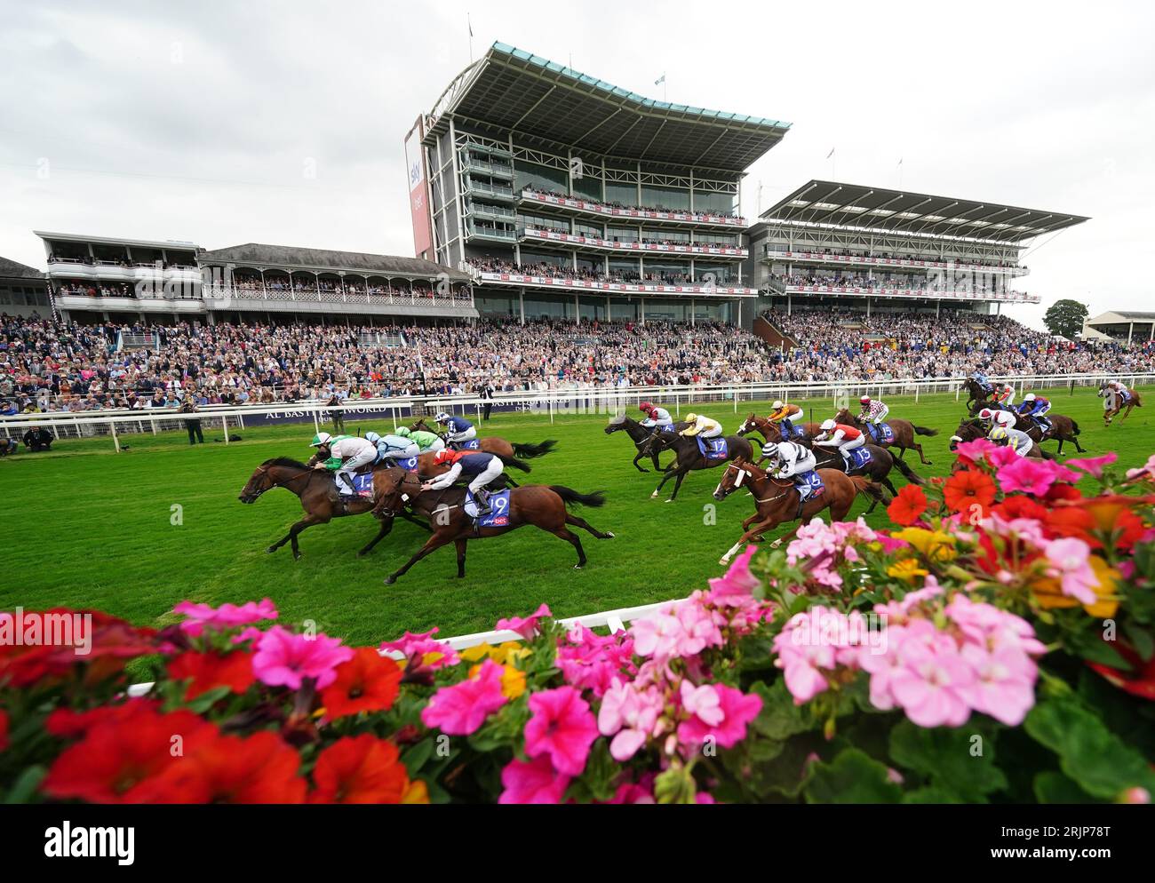 Equilatero guidato da Jamie Spencer vince lo Sky Bet and Symphony Group handicap il primo giorno dello Sky Bet Ebor Festival all'ippodromo di York. Data foto: Mercoledì 23 agosto 2023. Foto Stock