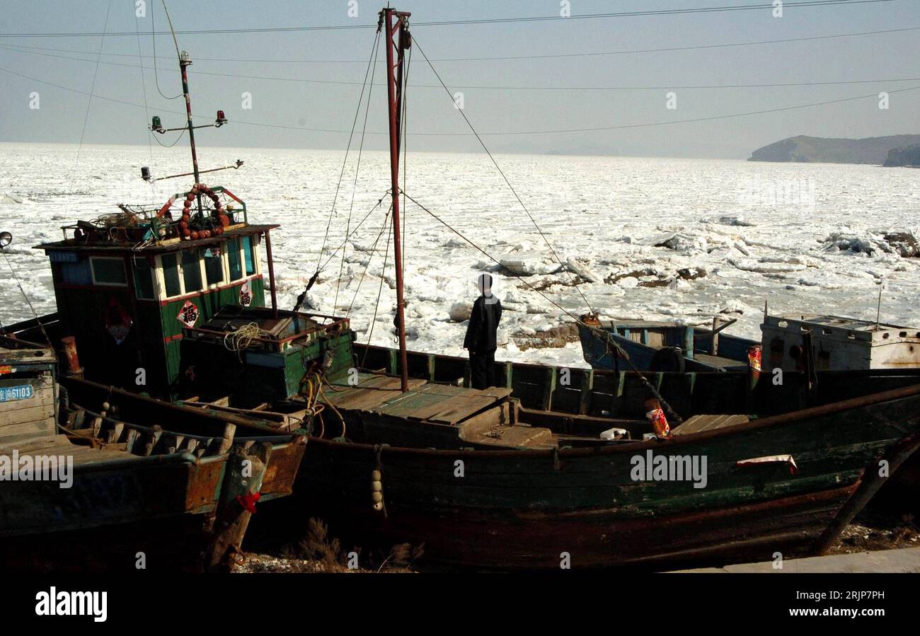 Bildnummer: 51117815 Datum: 17.02.2006 Copyright: imago/Xinhua Zerbrochene Eisdecke und Fischer auf einem der eingefrorenen Fischerboote im Lushun Hafen in Dalian - PUBLICATIONxNOTxINxCHN, Personen; 2006, Dalian, Liaoning, Eisscholle, Eisschollen, Scholle, Schollen, Eisdecke, gefroren, gefrorene, zugefrorene, zugefroren, vereist, vereiste, gebrochen, zerbrochen, Frost, Kälte, EIS, Brucheis, Hafen, Häfen, Boot, Boote, Fischerboot, Fischerboote, Schiff, Schiffe, Kahn, Kähne, eingefroren, eingefrorene, eingefrorenes; , quer, Kbdig, Winter, Jahreszeit, totale, Meer, Küste, Cina, Schifffahrt Foto Stock