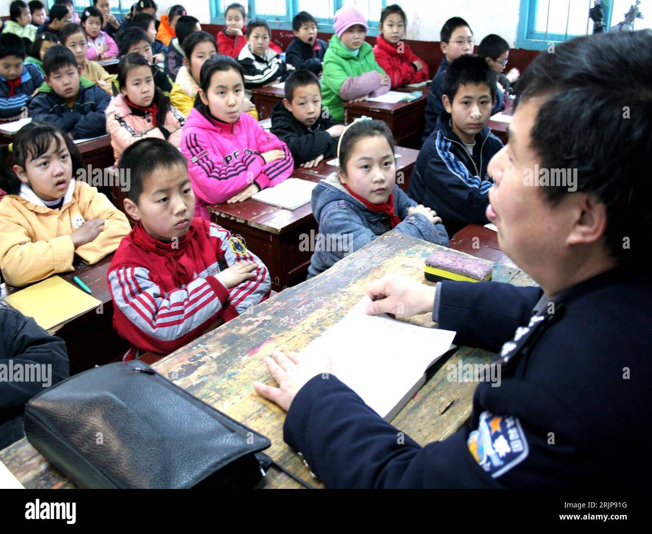Bildnummer: 51130193 Datum: 27.02.2006 Copyright: imago/Xinhua Polizist erklärt den Schülern einer Grundschulklasse die ab 1. März gültigen Gesetze und Vorschriften öffentlichen Lebens in einer Grundschule in Shaodong County - Provinz Hunan - Cina - PUBLICATIONxNOTxINxCHN, Personen; 2006, Shaodong County, Chinese, Chinesen, Einheimischer, Einheimische, tipo, Kinder, Junge, Jungen, Mädchen, Schüler, Schülerin, Schulkind, Schulkinder, Klasse, Klassen, Klassenraum, Klassenräume, Unterricht, Unterrichtsstunde, Unterrichtsstunden, Land, Leute, Polizisten, Information, informiert, informieren, in Foto Stock