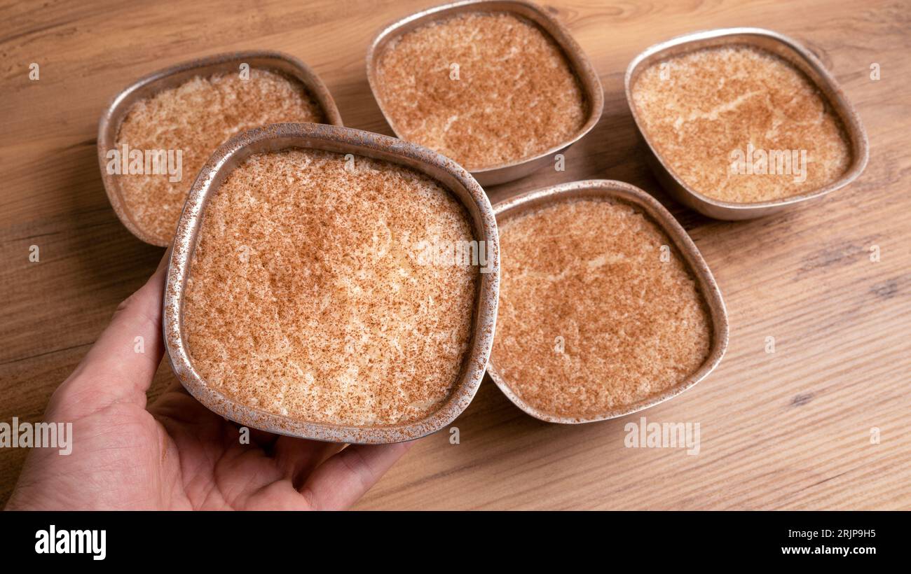 Un delizioso dessert, un tradizionale budino di riso, noto anche come sutlac o arroz con leche Foto Stock