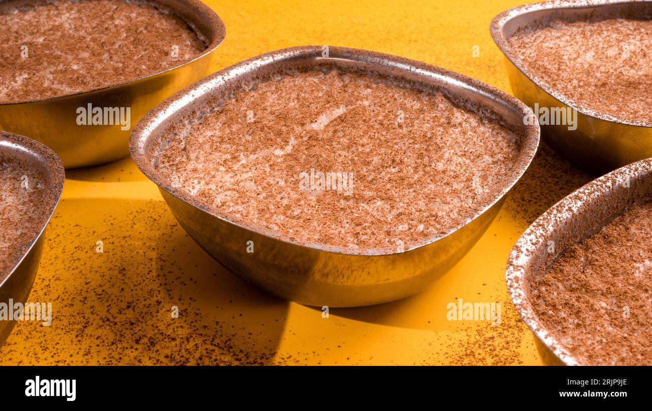 Un primo piano del budino di riso noto anche come Sutlac in Turchia e Arroz con Leche in spagnolo Foto Stock