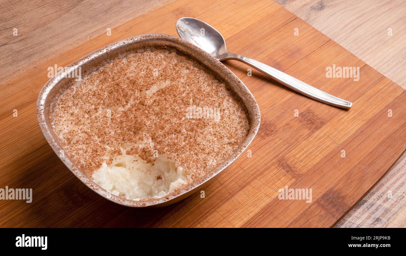 Un delizioso dessert, un tradizionale budino di riso, noto anche come sutlac o arroz con leche Foto Stock
