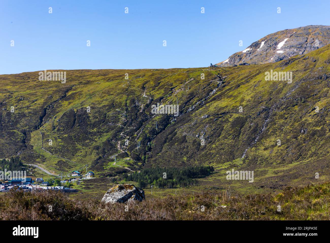 Le montagne asciutte e verdi della zona sciistica di Glen Coe in piena estate (Scozia) Foto Stock